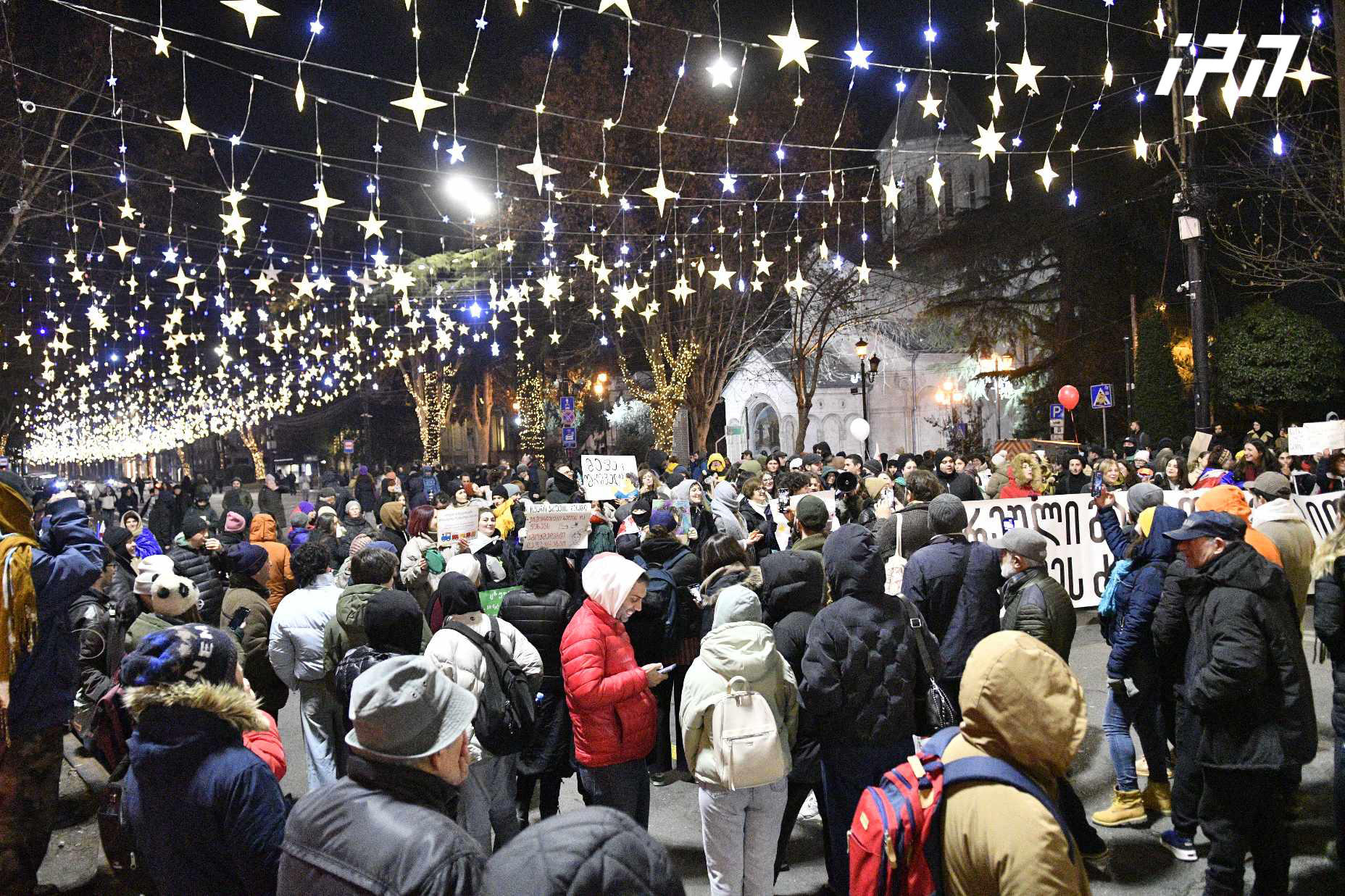 პარლამენტთან აქცია განახლდა - აქციის მონაწილეებმა საავტომობილო გზა გადაკეტეს