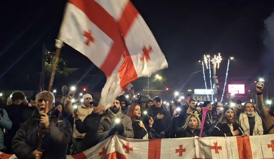 ბათუმში საპროტესტო აქციის მონაწილეები აჭარის მთავრობის სახლთან შეიკრიბნენ, შემდეგ კი ქუჩებში მსვლელობა დაიწყეს