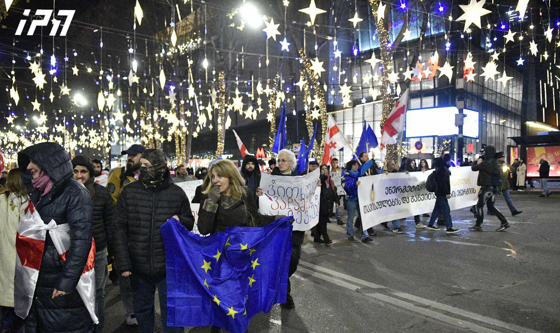 „ენერგეტიკოსები სინათლის, თავისუფლების და განვითარების ენერგიის მხარეს“- ამ ლოზუნგით ენერგეტიკოსებმა რუსთაველის გამზირის მიმართულებით მსვლელობა გამართეს