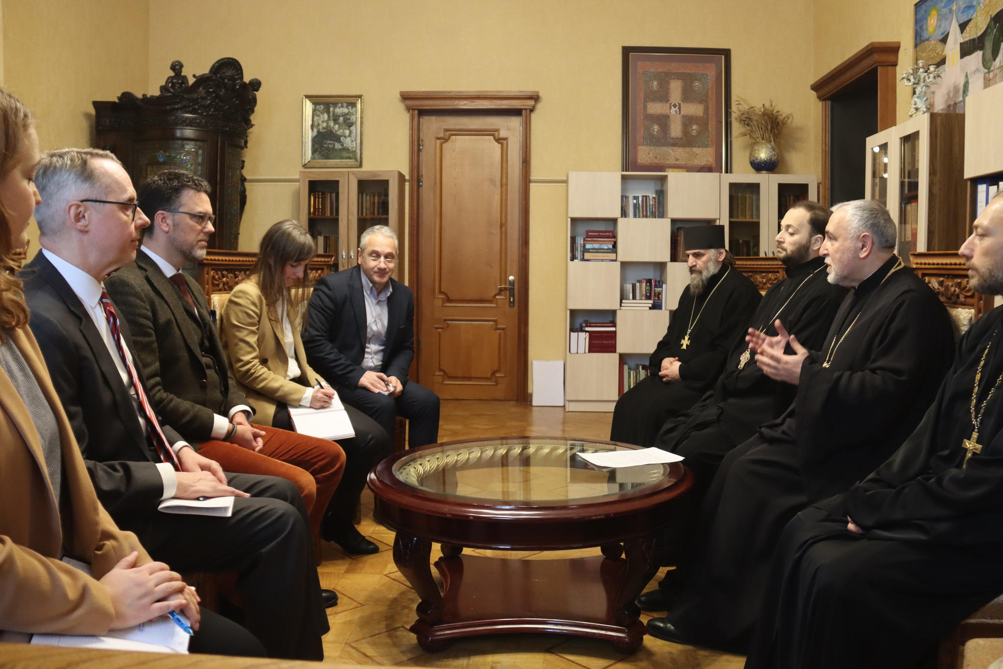 გერმანიის ბუნდესტაგის წევრი რობინ ვაგენერი, გერმანიის ელჩი პიტერ ფიშერი და მათი თანმხლები პირები საქართველოს საპატრიარქოს წარმომადგენლებს შეხვდნენ