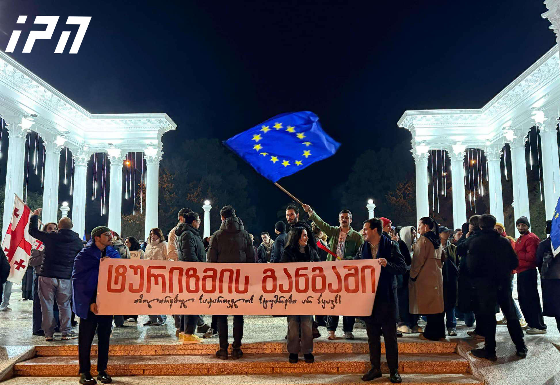 ტურისტულ სექტორში დასაქმებულები ბათუმის ბულვარში საპროტესტო აქციას მართავენ - იგეგმება მსვლელობაც