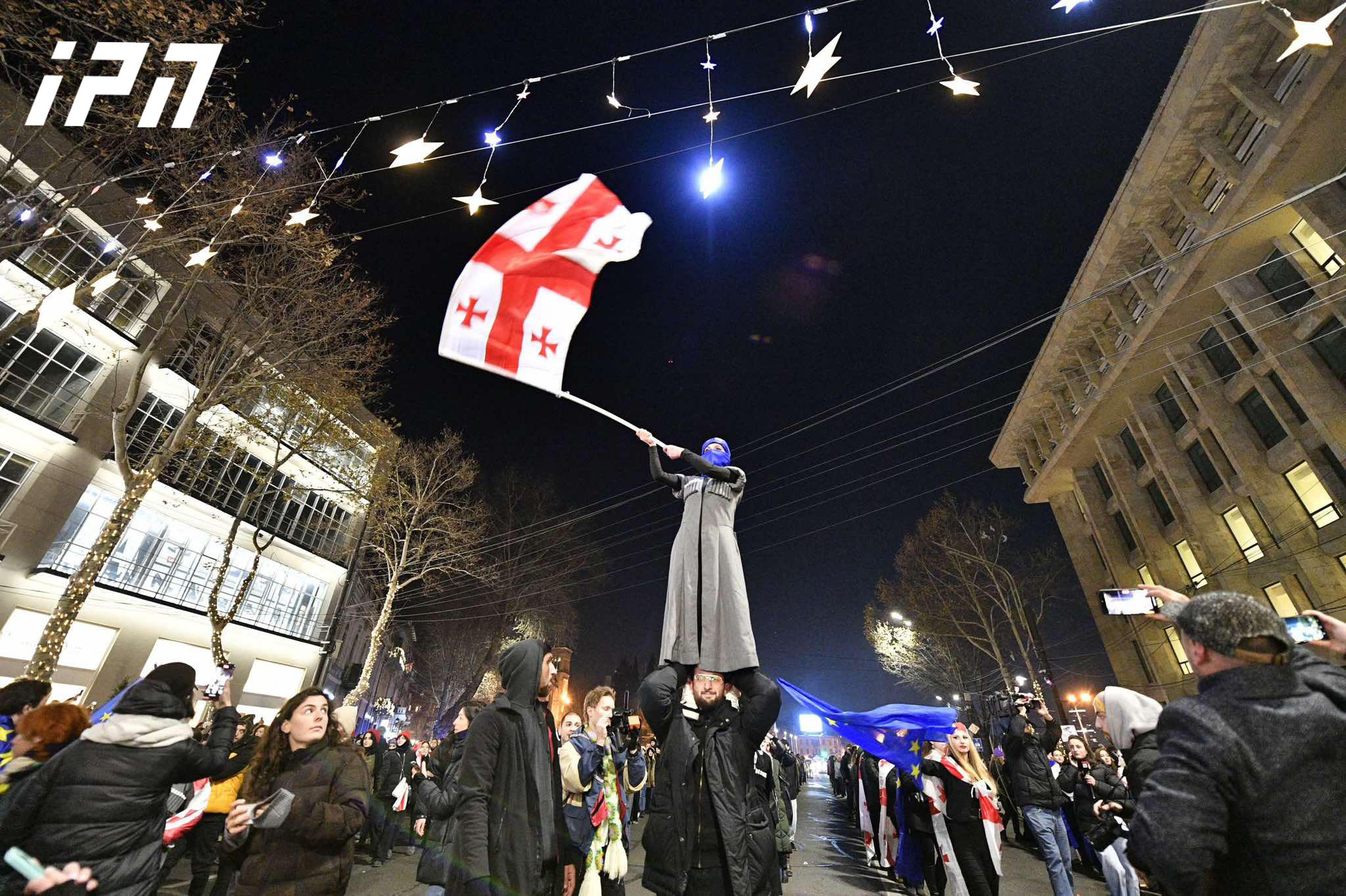 ქართველი მოცეკვავეები ოპერიდან პარლამენტისკენ ხორუმის ცეკვით მიდიან