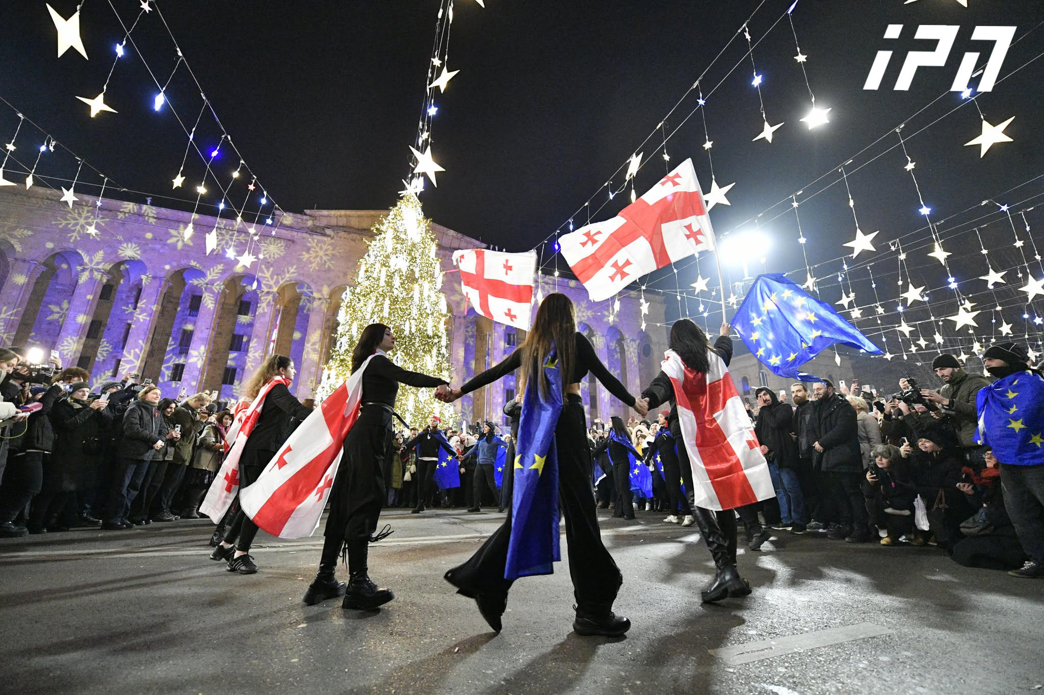„ხორუმით ევროპისკენ“ -  ამ ლოზუნგით ქართველი მოცეკვავეები პარლამენტთან ხორუმის ცეკვით მივიდნენ