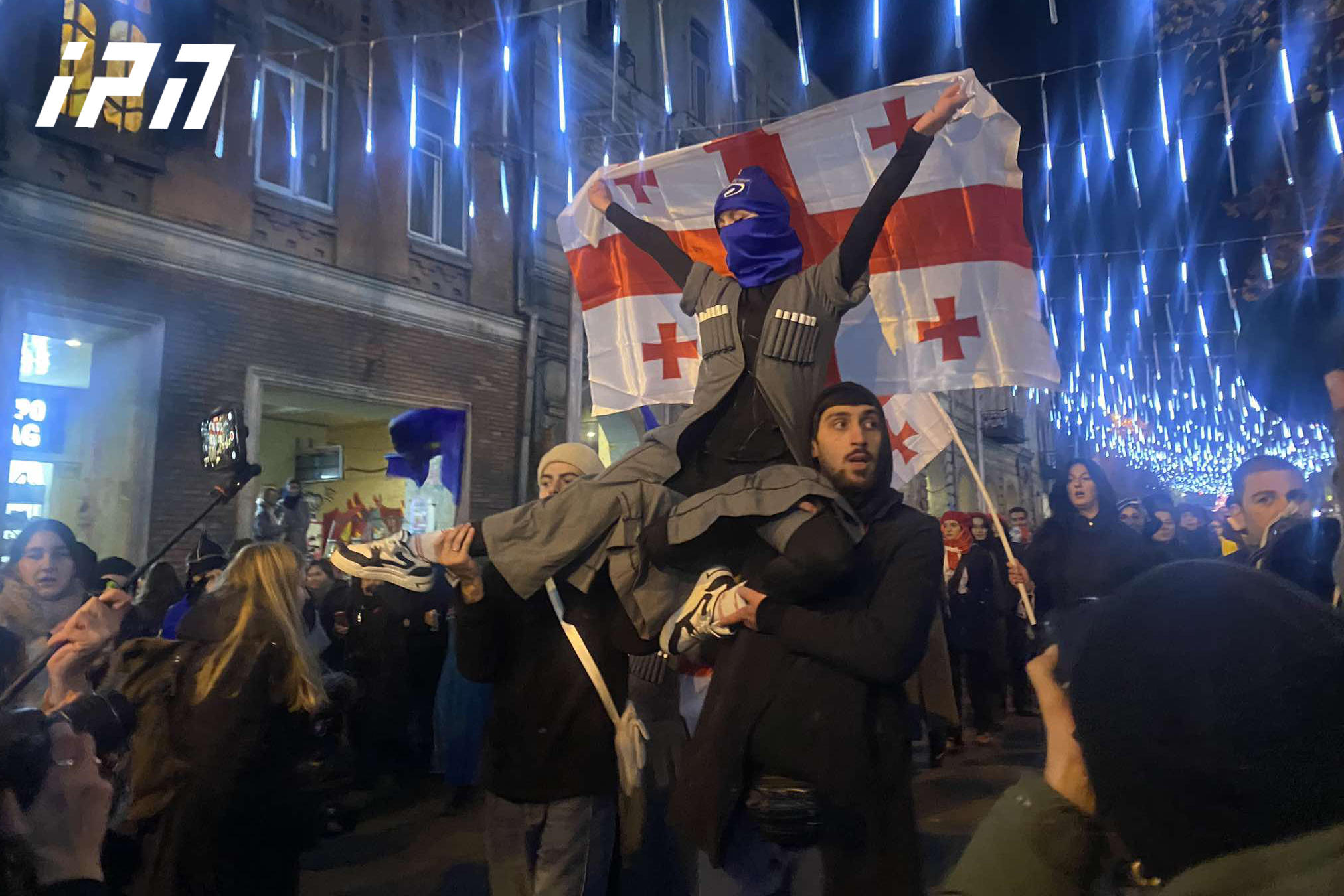 "ხორუმით ევროპისკენ" - ამ ლოზუნგით ფილარმონიიდან რუსთაველის გამზირის მიმართულებით მოცეკვავეები ხორუმის მწკრივით მსვლელობას მართავენ - იგეგმება პარლამენტამდე ცეკვით მისვლა