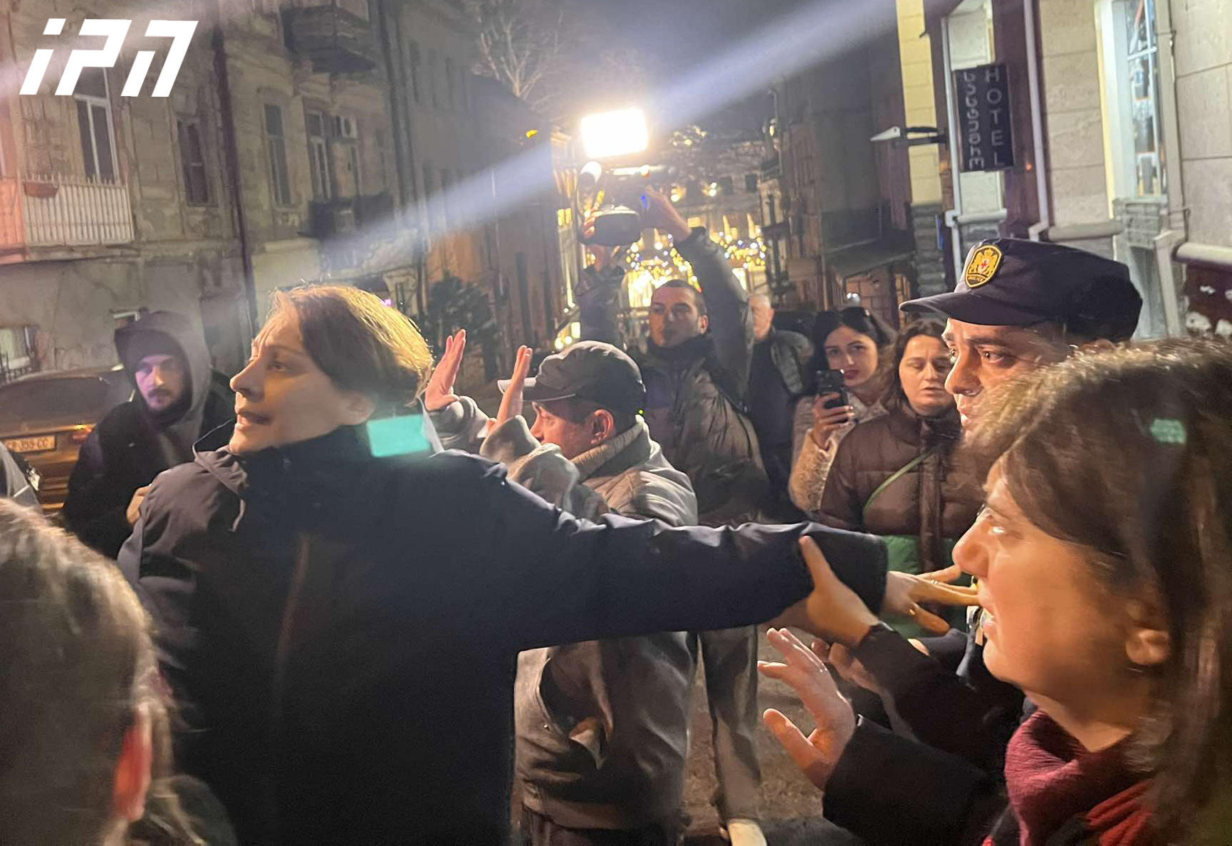 პოლიცია მანქანას სცენისთვის განკუთვნილი აპარატურით რუსთაველის გამზირზე შესვლის საშუალებას არ აძლევდა, რასაც ელენე ხოშტარიასა და პოლიციას შორის დაპირისპირება მოჰყვა - საბოლოოდ, ავტომობილი ტერიტორიაზე შევიდა