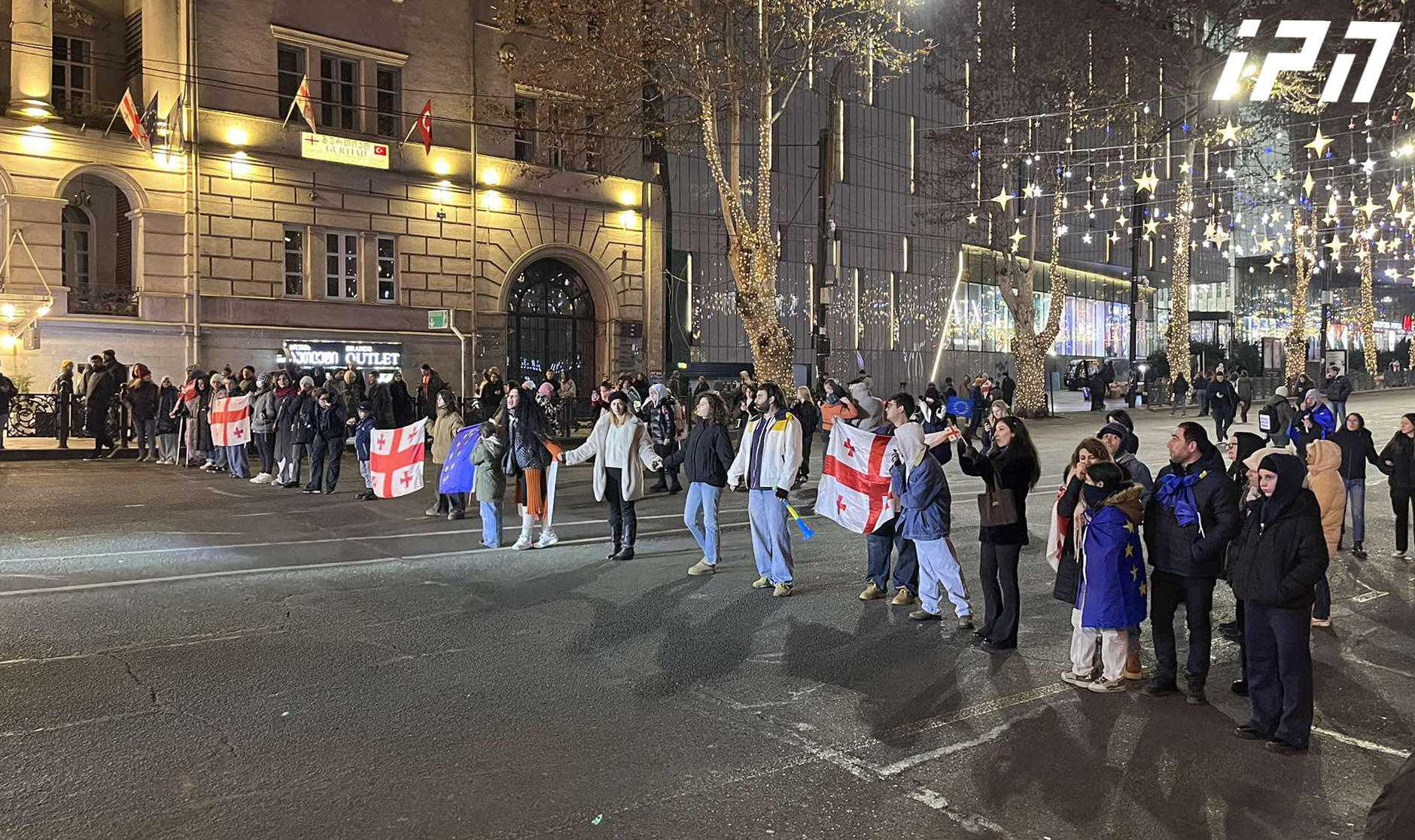 აქციის მონაწილეთა ნაწილმა თავისუფლების მოედანზე გადაინაცვლა - მომიტინგეები პოლიციის კორდონის საპირისპიროდ განთავსდნენ და ე.წ ცოცხალი ჯაჭვი გააკეთეს