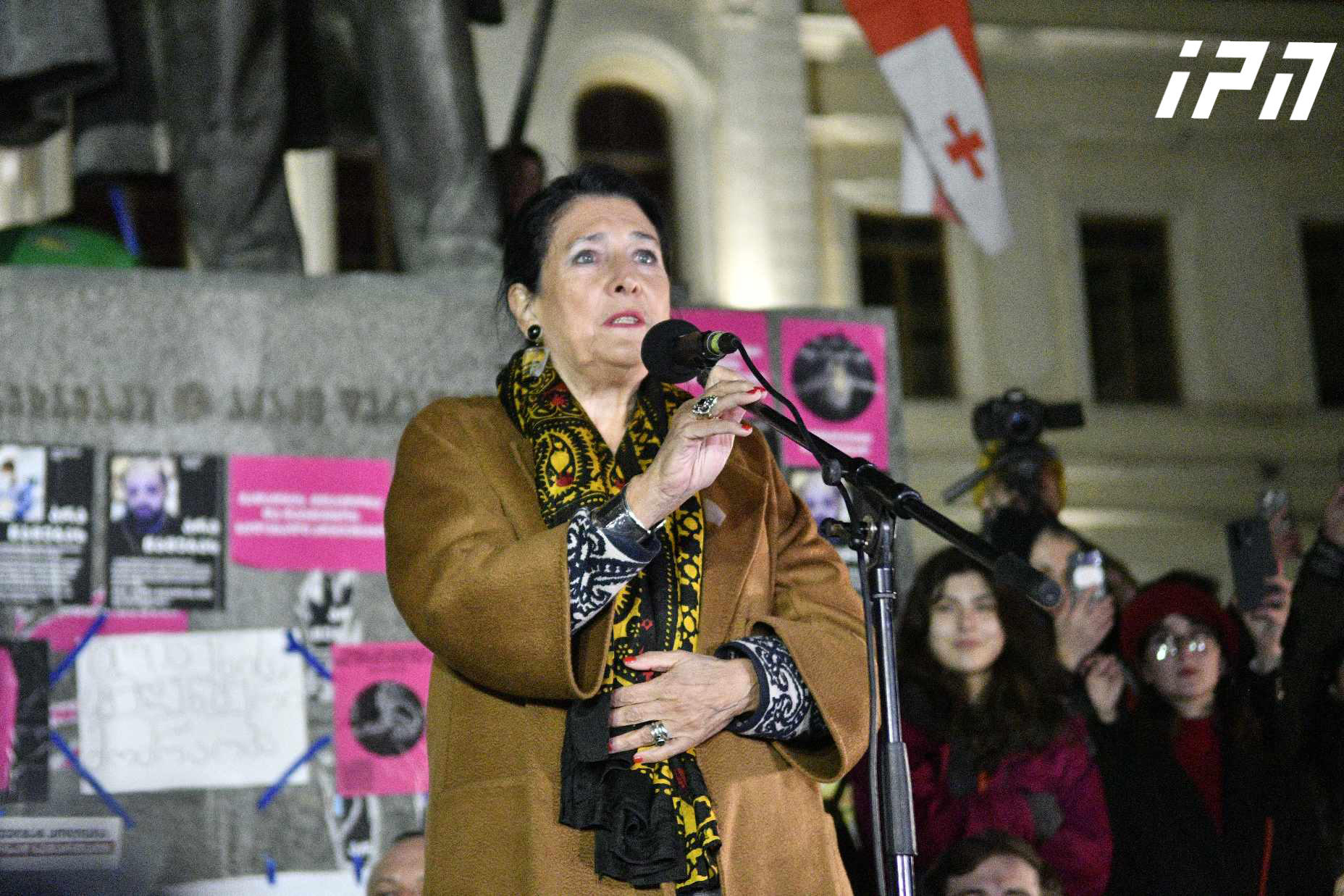 სალომე ზურაბიშვილს სიტყვით გამოსვლის გაგრძელება ე.წ. მეგაფონით მოუწია - სცენაზე მიკროფონი გაითიშა