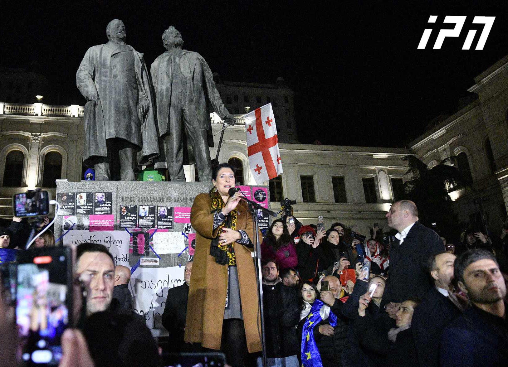 პრეზიდენტი - ილია და აკაკი უყურებენ ახალ საქართველოს, რომელიც თქვენით დაიბადა, ხვალ, ზეგ ძლიერი და ევროპული იქნება, ამას ვერავინ გააჩერებს - მართალია თქვენ აქ „რაღაც 300 კაცი“ ხართ, მე გისოსების უკან ყოფნას დამპირდნენ, მაგრამ ჩვენ ხომ არ გვეშინია?