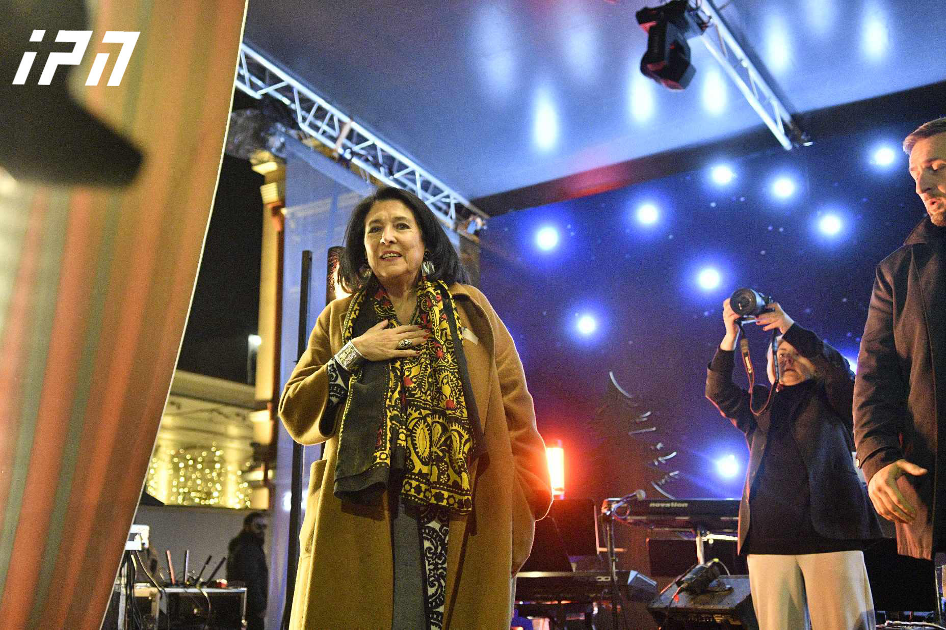 სალომე ზურაბიშვილმა მარშის მონაწილეებს საახალწლო სოფლის სცენიდან მიმართა - ეს სცენა ჩვენია, მოედანი, სასახლე, ყველაფერი ჩვენია, თქვენია