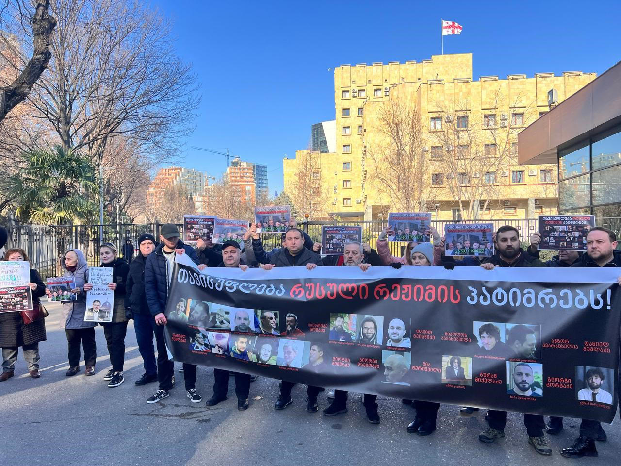 გენერალურ პროკურატურასთან აქცია სახელწოდებით, „თავისუფლება რუსული რეჟიმის პატიმრებს“ იმართება