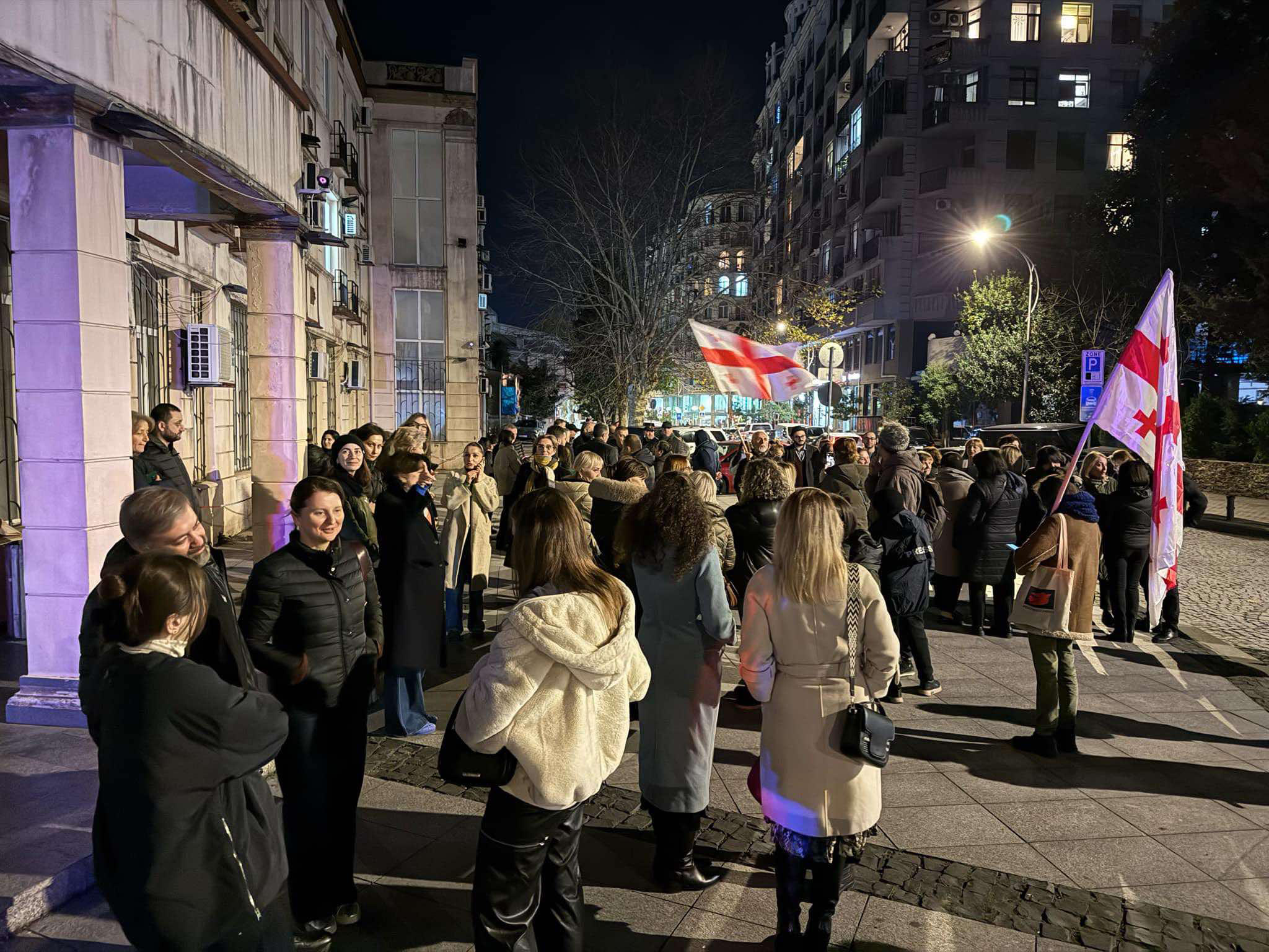 ბათუმის საქალაქო სასამართლოსთან ექიმები საპროტესტო აქციას მართავენ