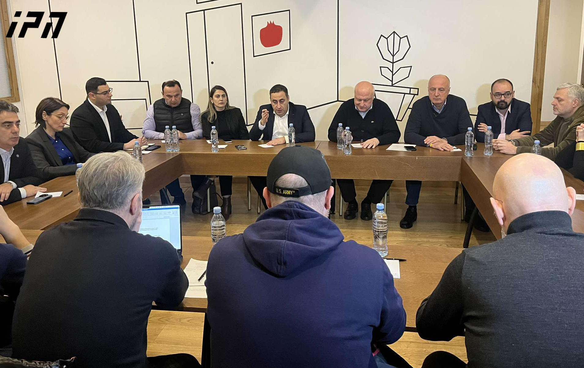 ოთხი ოპოზიციური პარტიის ლიდერები პრეზიდენტის წარმომადგენელთან ერთად სამუშაო შეხვედრას მართავენ