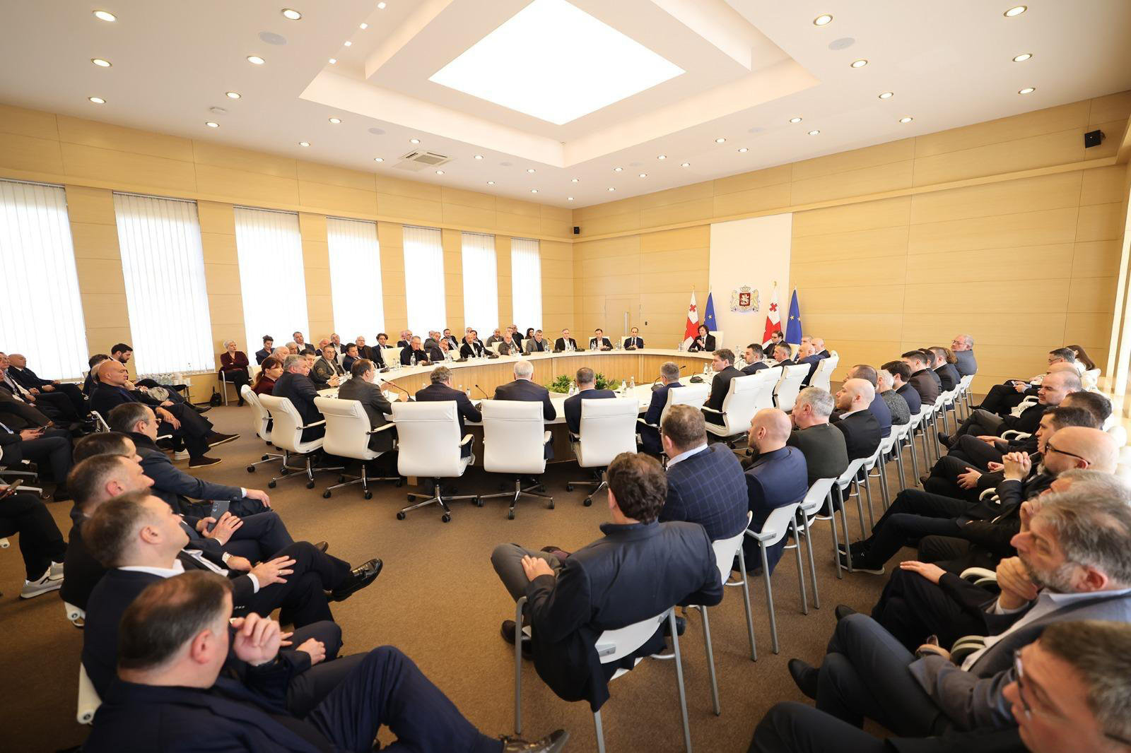 მთავრობის ადმინისტრაცია - შეხვედრას ბიზნესის 100-ზე მეტი წარმომადგენელი ესწრებოდა - პრემიერმა გამოთქვა მზადყოფნა, დამატებით შეხვდეს ბიზნესის წარმომადგენლებს, რომლებსაც ხელისუფლების კურსზე განსხვავებული პოზიციები აქვთ