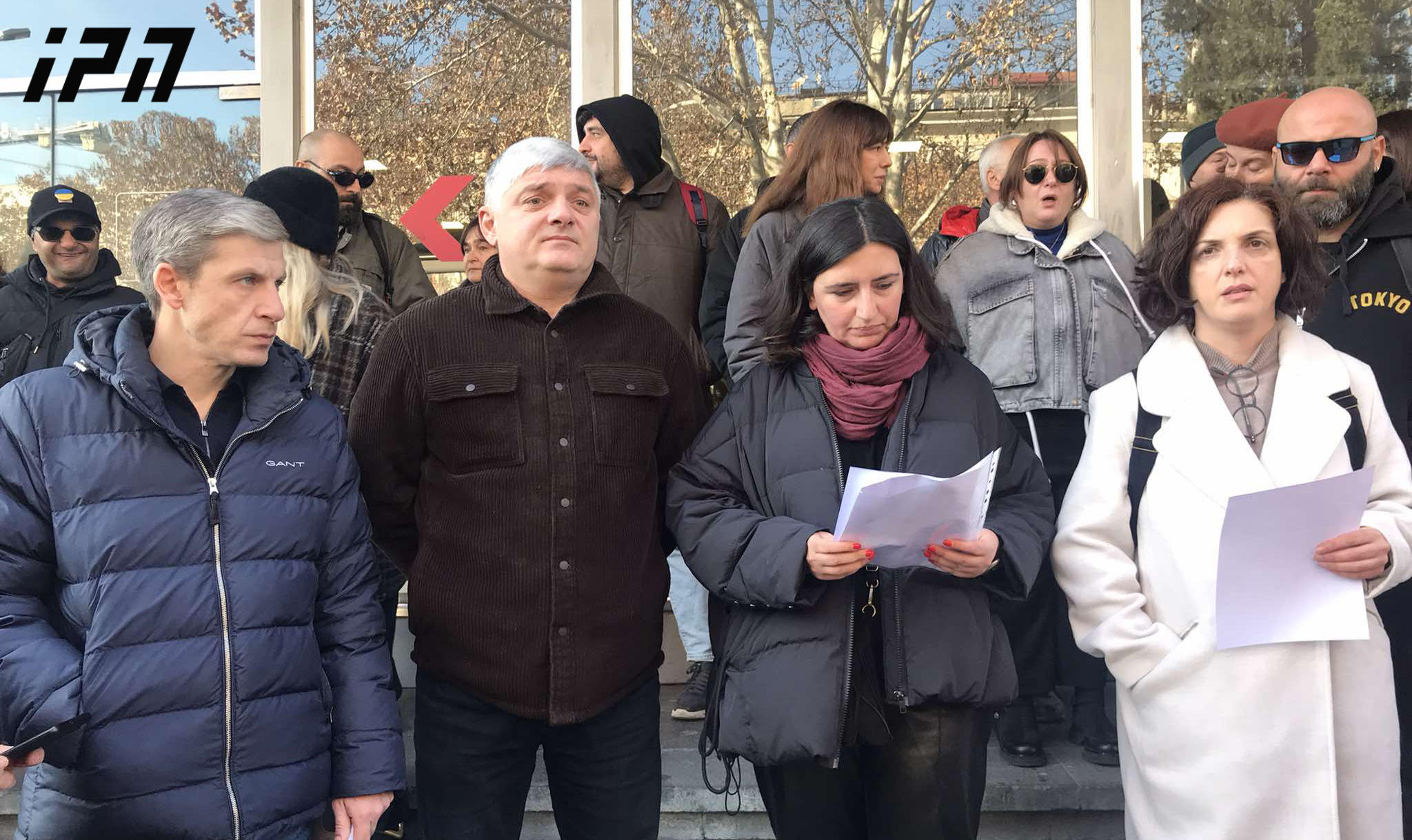 საზოგადოებრივი მაუწყებლის თანამშრომელთა ნაწილი არხის მენეჯმენტისგან მოითხოვს, ფილმების ნაცვლად, შუადღის ეთერი სოციალურ-პოლიტიკურ საკითხებზე დისკუსიას დაეთმოს