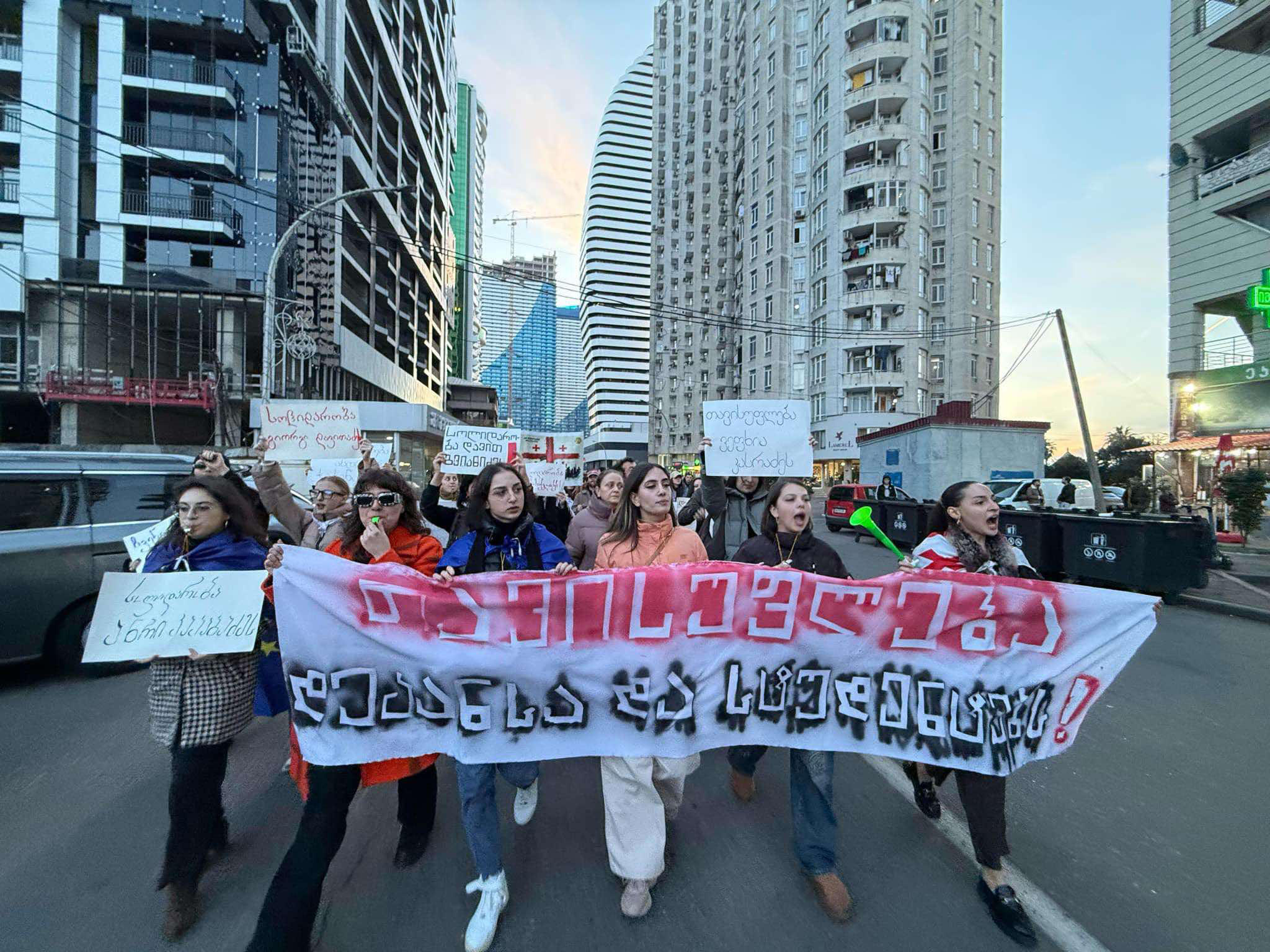 ბათუმში სტუდენტები საპროტესტო მსვლელობას მართავენ