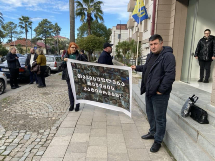 ფოთის საკრებულოში ოპოზიციონერი დეპუტატების მიერ მოწყობილ პერფორმანსს ხმაური და სიტყვიერი დაპირისპირება მოჰყვა - ოპოზიციამ სხდომა დატოვა