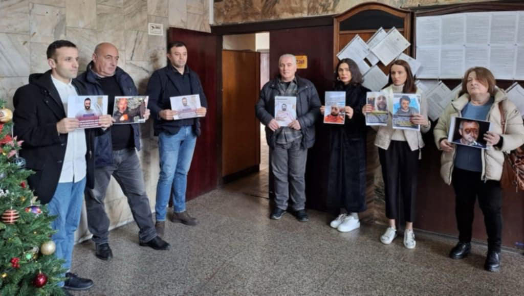 ოზურგეთის საკრებულოში ხმაური იყო - ოპოზიციონერმა დეპუტატებმა უმრავლესობის წევრებს სხდომის დაწყებამდე ე.წ. სირცხვილის კორიდორი მოუწყვეს