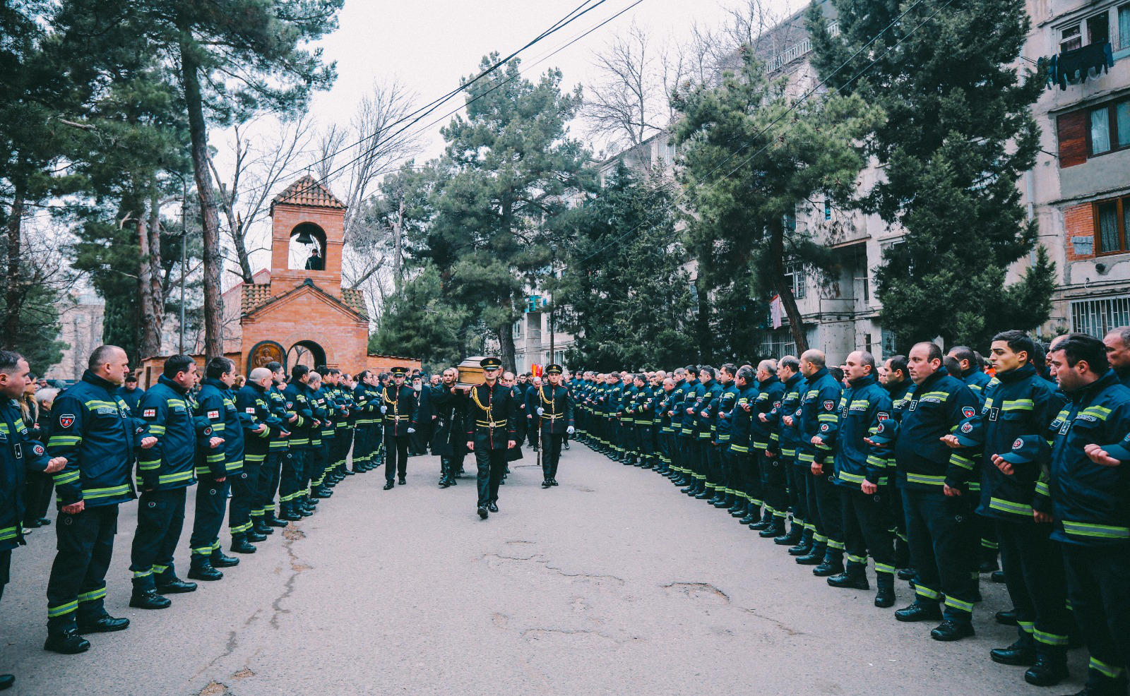 სამსახურებრივი მოვალეობის შესრულების დროს გარდაცვლილი მეხანძრე-მაშველი საპატიო ყარაულის თანხლებით დაკრძალეს