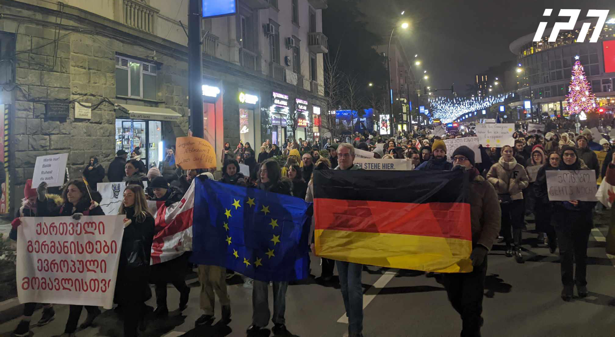 მარკეტერების, დიზაინერების, PR სპეციალისტების, შემოქმედებითი ინდუსტრიის წარმომადგენლებისა და გერმანული ენის სპეციალისტების მსვლელობები გაერთიანდა და პარლამენტისკენ გადაადგილდებიან