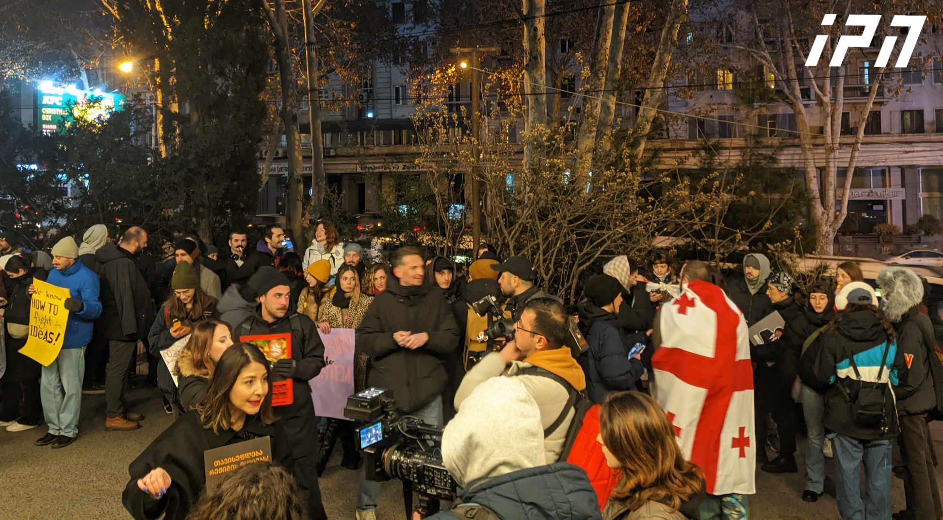 მარკეტერები, დიზაინერები, PR სპეციალისტები და შემოქმედებითი ინდუსტრიის წარმომადგენლები საზოგადოებრივი მაუწყებლის შენობასთან აქციას მართავენ