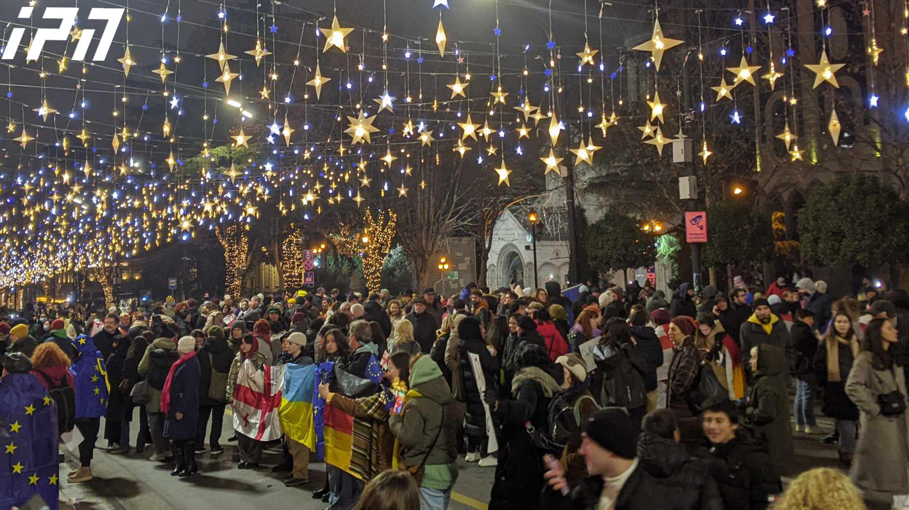 Protests resume near Parliament - Rustaveli Avenue blocked