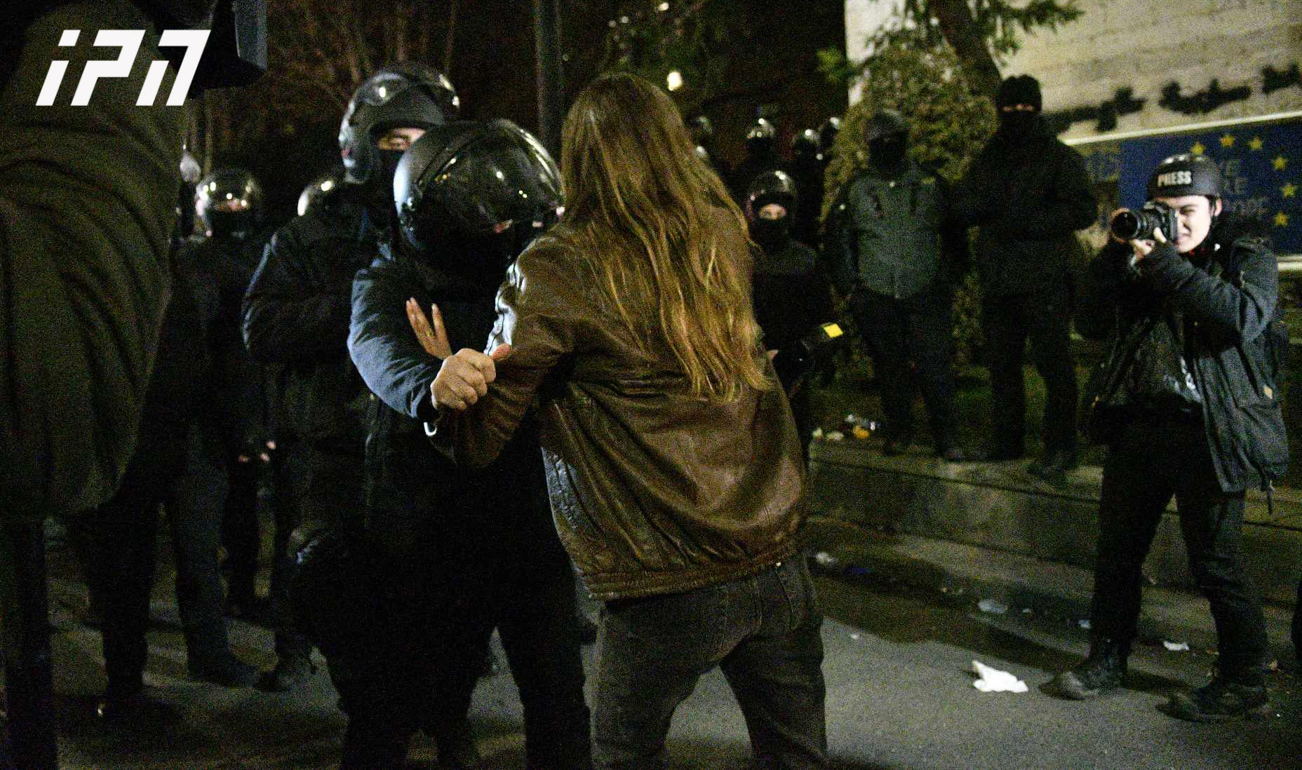 არასამთავრობო ორგანიზაციები - 28 ნოემბრის შემდეგ 10 ქალის დაკავების თაობაზე შემოვიდა შეტყობინება - ქალების განცხადებით, სპეცრაზმი მათ ფიზიკურად გაუსწორდა, ემუქრებოდნენ გაუპატიურებითა და სიცოცხლის მოსპობით