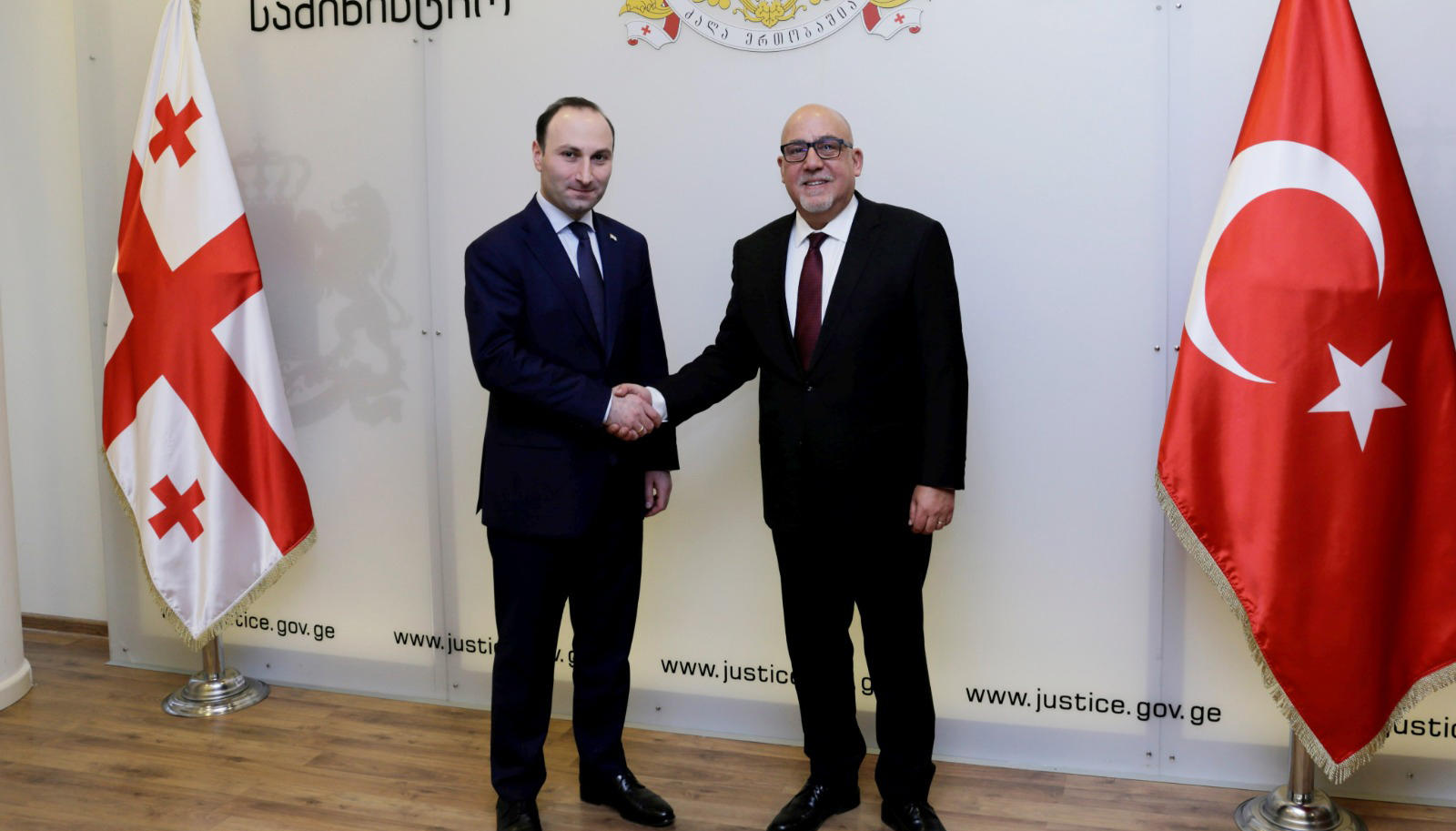 იუსტიციის მინისტრი ანრი ოხანაშვილი თურქეთის რესპუბლიკის ელჩს საქართველოში ალი ქაან ორბაის შეხვდა