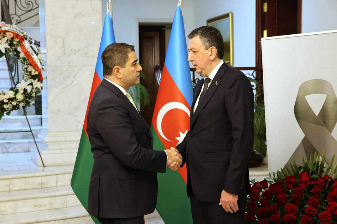 შალვა პაპუაშვილმა აზერბაიჯანის საელჩოში გახსნილ სამძიმრის წიგნში ჩანაწერი გააკეთა