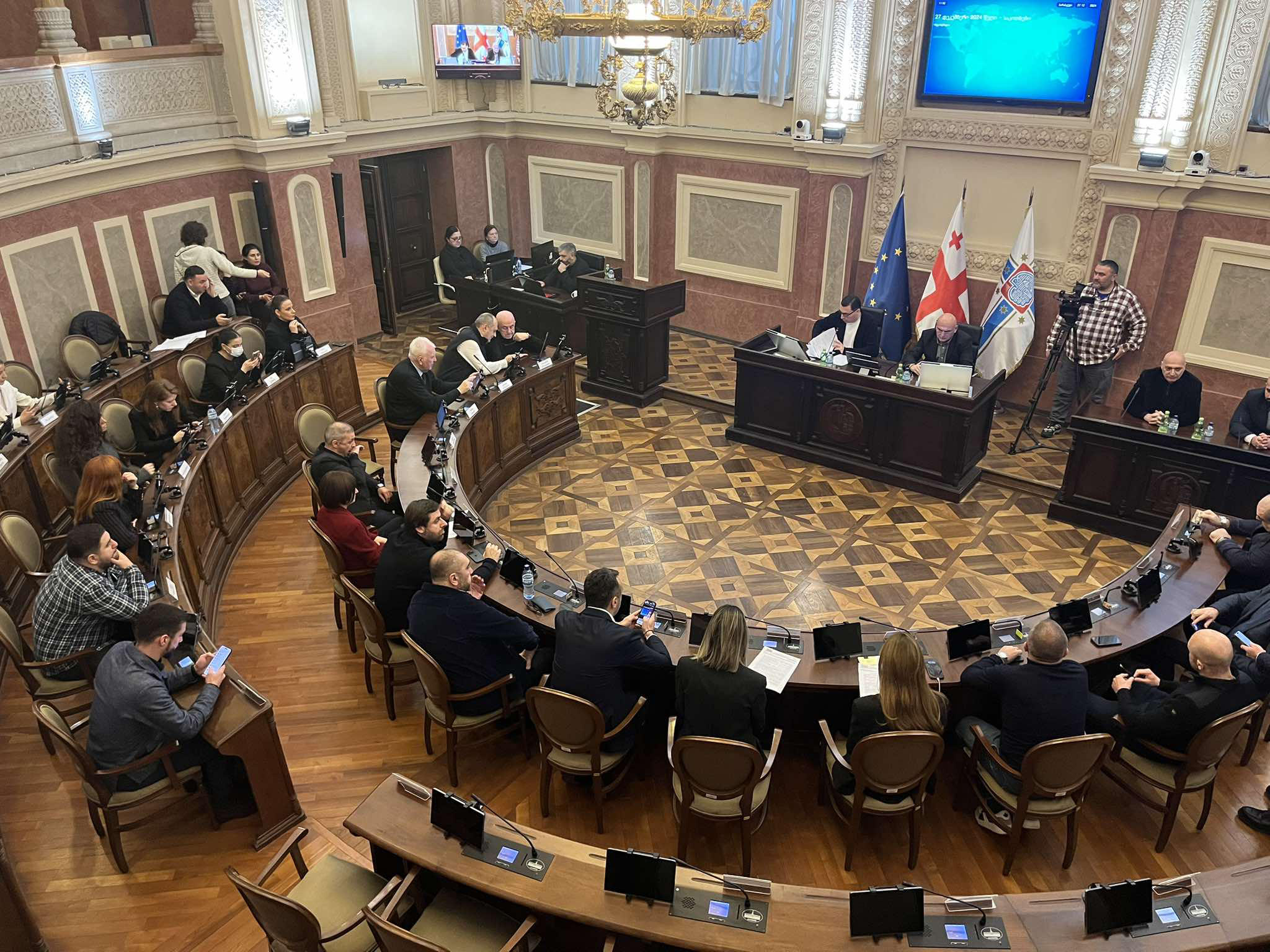 თბილისის საკრებულოში სხდომა მიმდინარეობს, რომელსაც ოპოზიციის ნაწილი ბოიკოტის რეჟიმში ყოფნის გამო კვლავ არ ესწრება