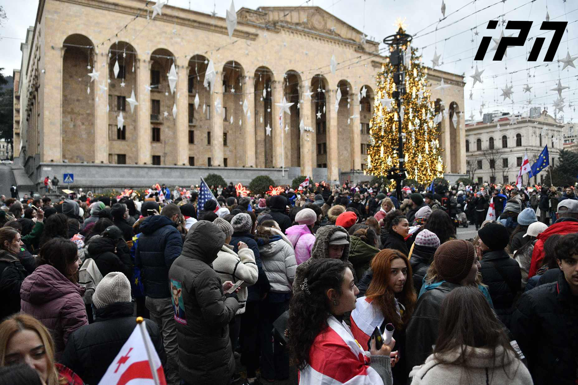 თბილისში გამართული „ერთობის ჯაჭვის“ მონაწილეების ნაწილმა პარლამენტთან გადაინაცვლა
