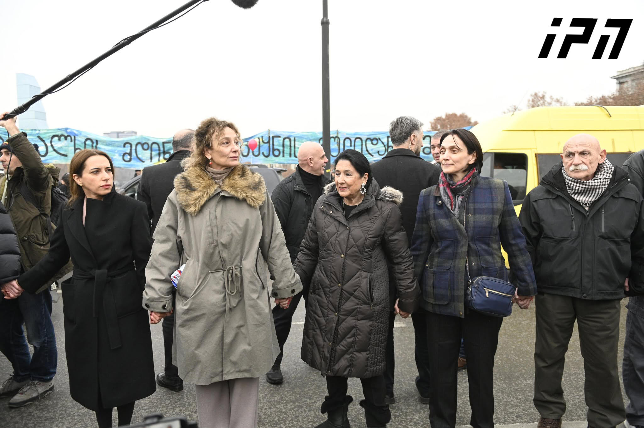 საქართველოს პრეზიდენტი სალომე ზურაბიშვილი „ერთობის ჯაჭვში“ ჩაერთო
