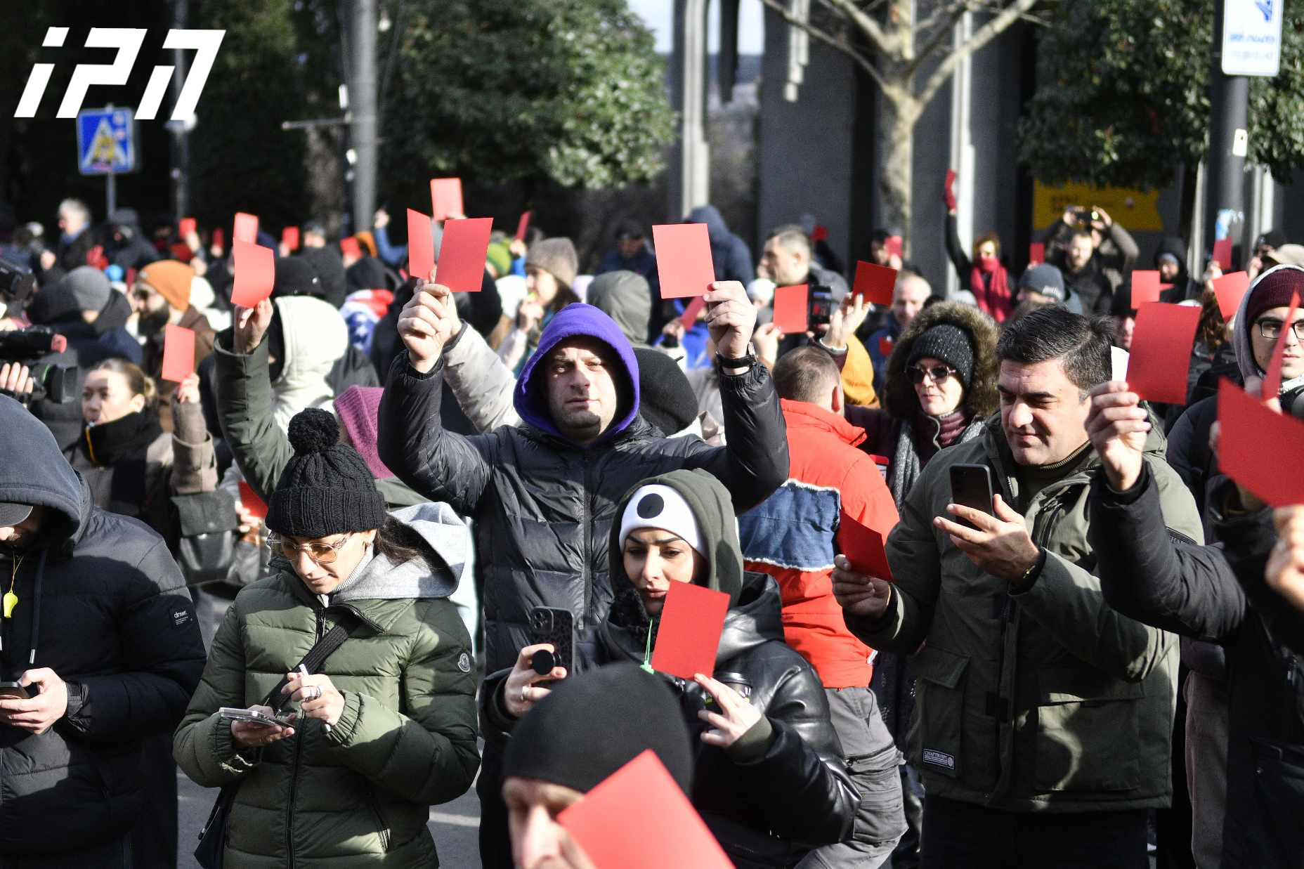 აქციის მონაწილეებს პარლამენტთან „წითელი ბარათები“ აქვთ მიტანილი