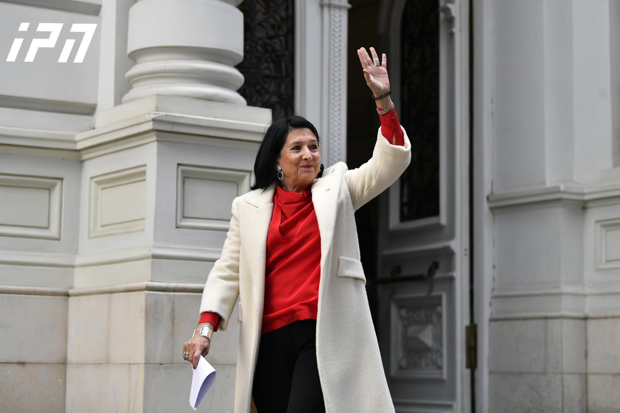 Salome Zurabishvili left the Orbeliani Palace and moved to join the citizens gathered outside the building