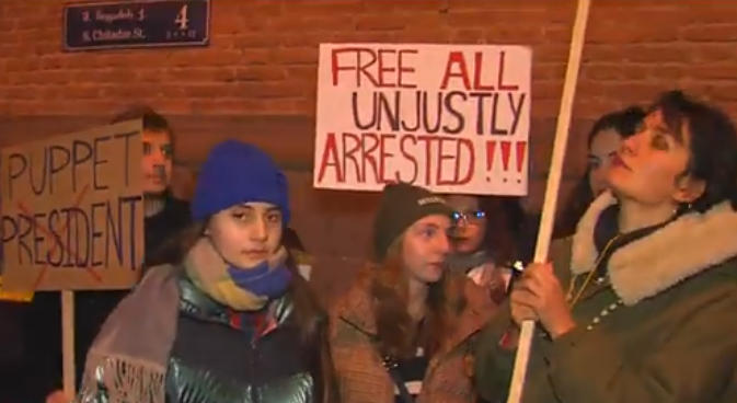 საგარეო საქმეთა სამინისტროსთან ემიგრანტები იკრიბებიან, რომლებიც პარლამენტამდე მსვლელობას გამართავენ