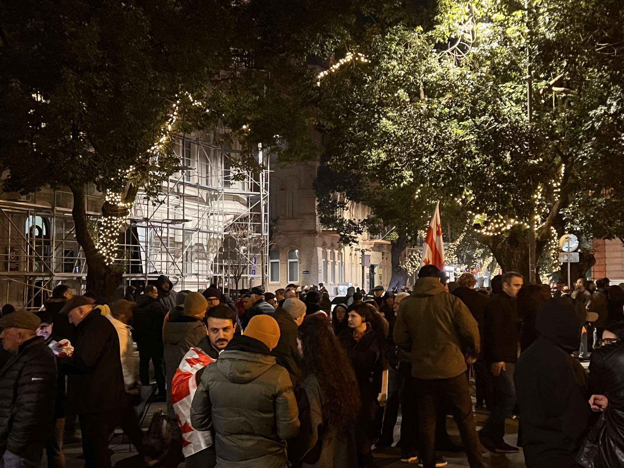 აჭარის მთავრობის სახლთან პროტესტი განახლდა - აქციის მონაწილეების ინფორმაციით, ბათუმში 11 პირი სასამართლოში დაიბარეს