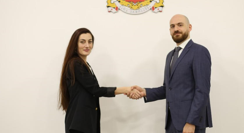 დავით მორგოშია სოხუმის გიორგი რატიანის სახელობის მოზარდ მაყურებელთა სახელმწიფო თეატრის ახლად დანიშნულ სამხატვრო ხელმძღვანელს შეხვდა