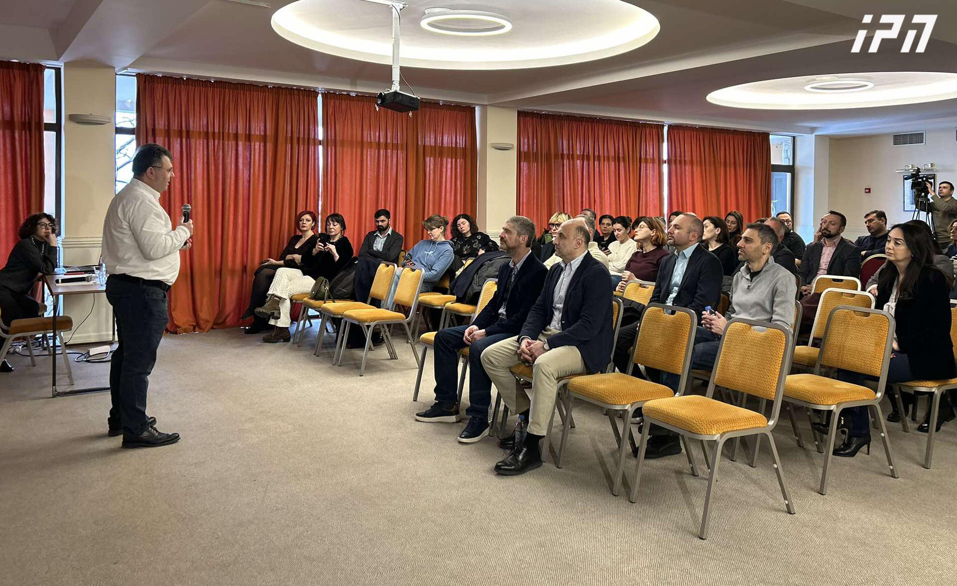 თბილისში საჯარო მოხელეთა მხარდაჭერის ახალი ინიციატივის - „ყოფილი საჯარო მოხელეები მოქმედი საჯარო მოხელეების მხარდასაჭერად“ პრეზენტაცია იმართება