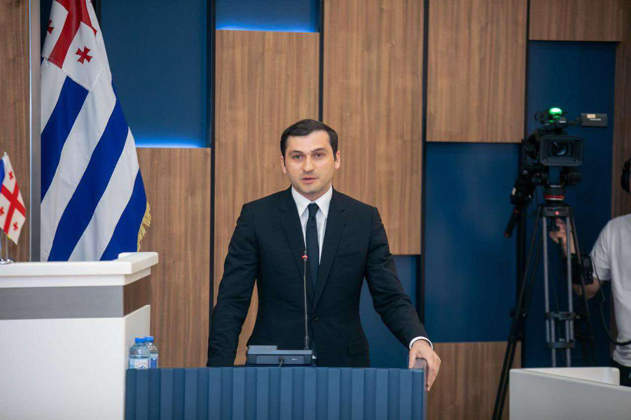 უმაღლესმა საბჭომ თორნიკე რიჟვაძის მეთაურობით აჭარის მთავრობა დაამტკიცა