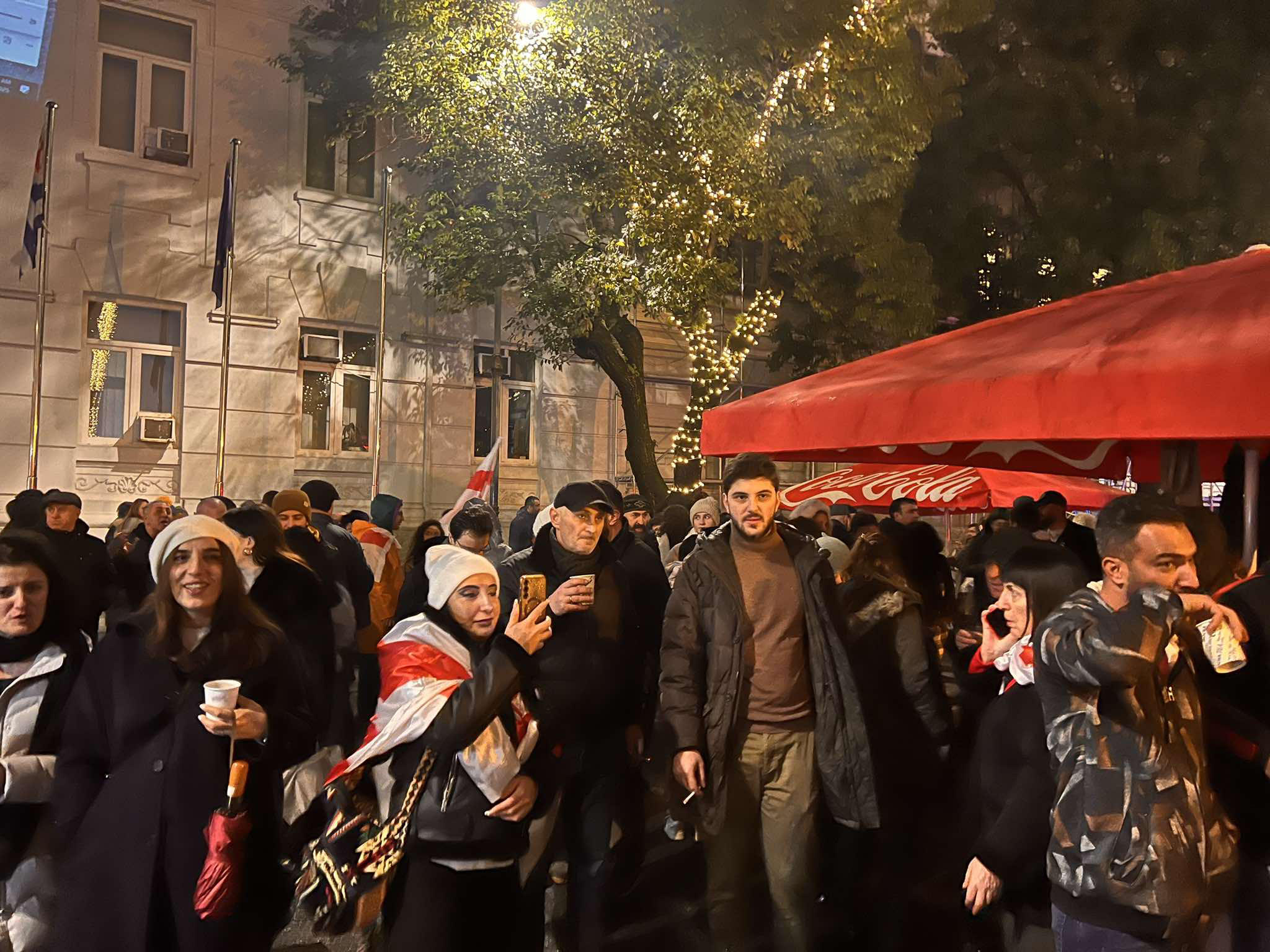 აჭარის მთავრობის სახლთან მოქალაქეები საპროტესტო აქციას მართავენ