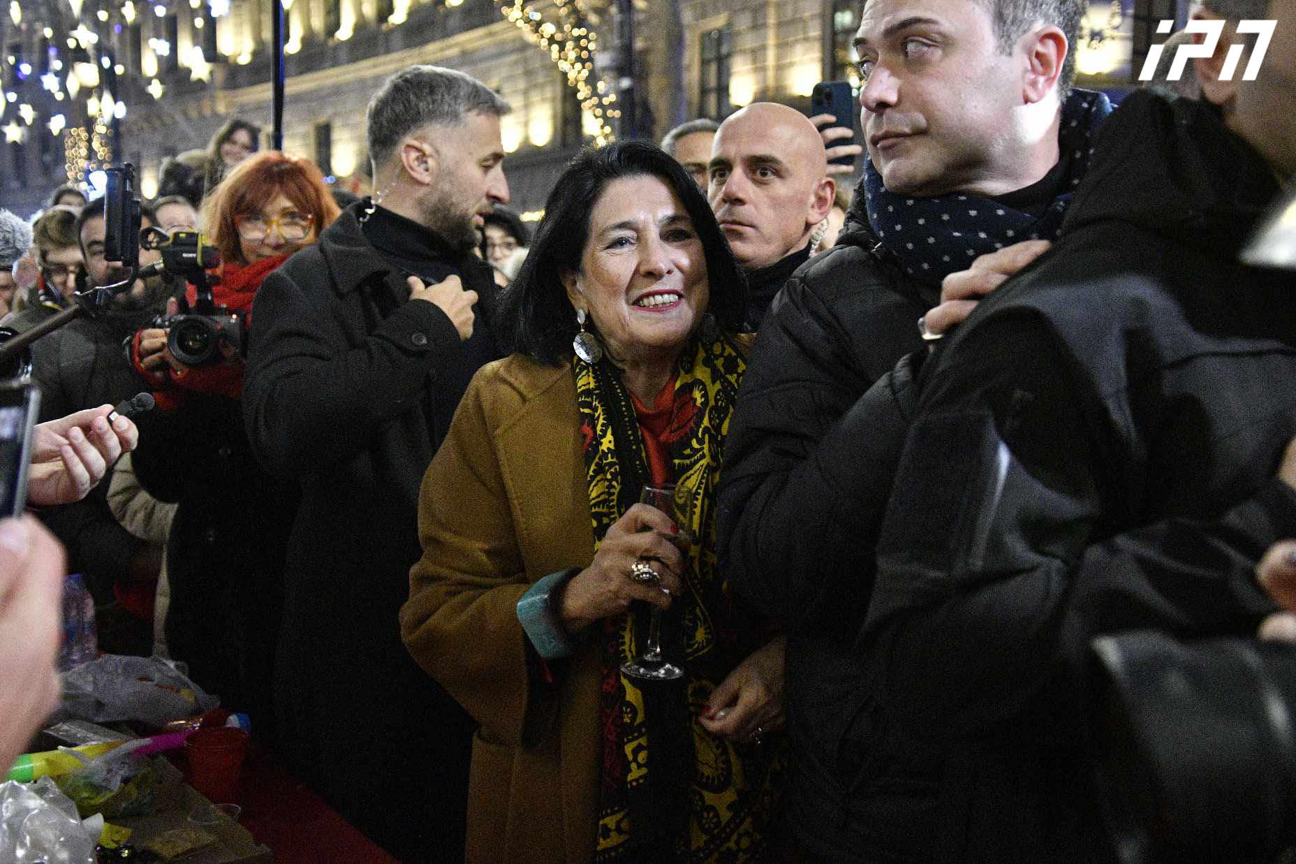 სალომე ზურაბიშვილი ახალ წელს რუსთაველის გამზირზე აქციის მონაწილეებთან ერთად "მრავალჟამიერის" ფონზე შეხვდა