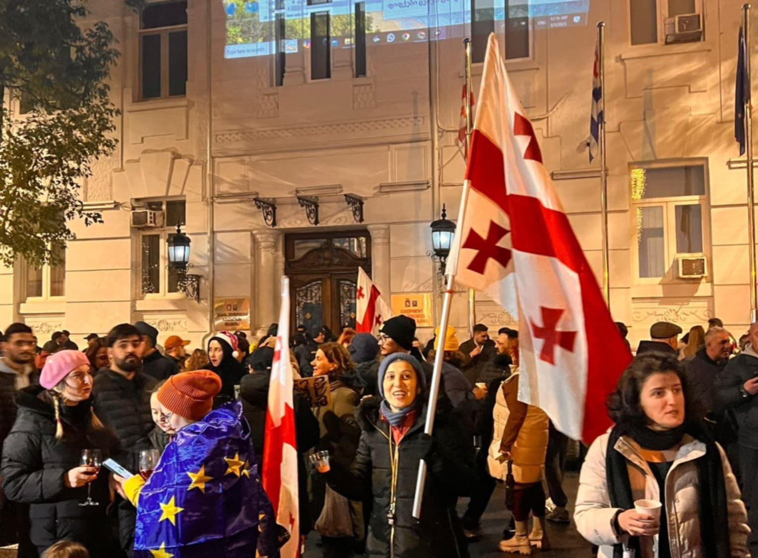 აჭარის მთავრობის სახლთან საპროტესტო აქცია მიმდინარეობს