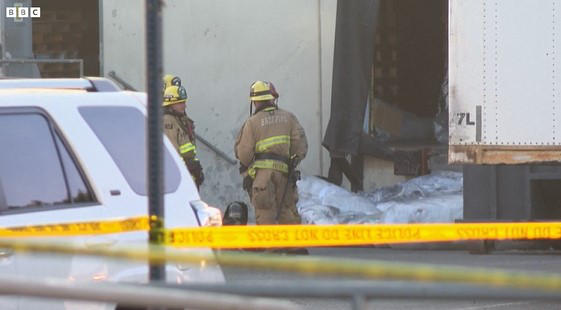 კალიფორნიაში მცირე ზომის თვითმფრინავი შენობას შეეჯახა, დაიღუპა 2 და დაშავდა 18 ადამიანი