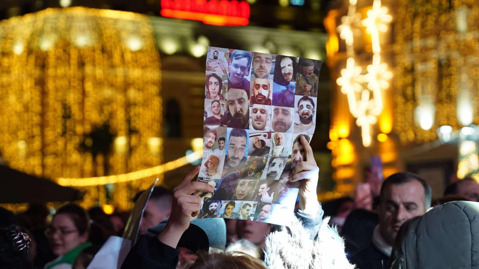 ბათუმში, ევროპის მოედანზე, სადაც ნუცა ბუზალაძის კონცერტი მიმდინარეობს, აქციის მონაწილეები მივიდნენ - ისმის შეძახილები „სირცხვილია“