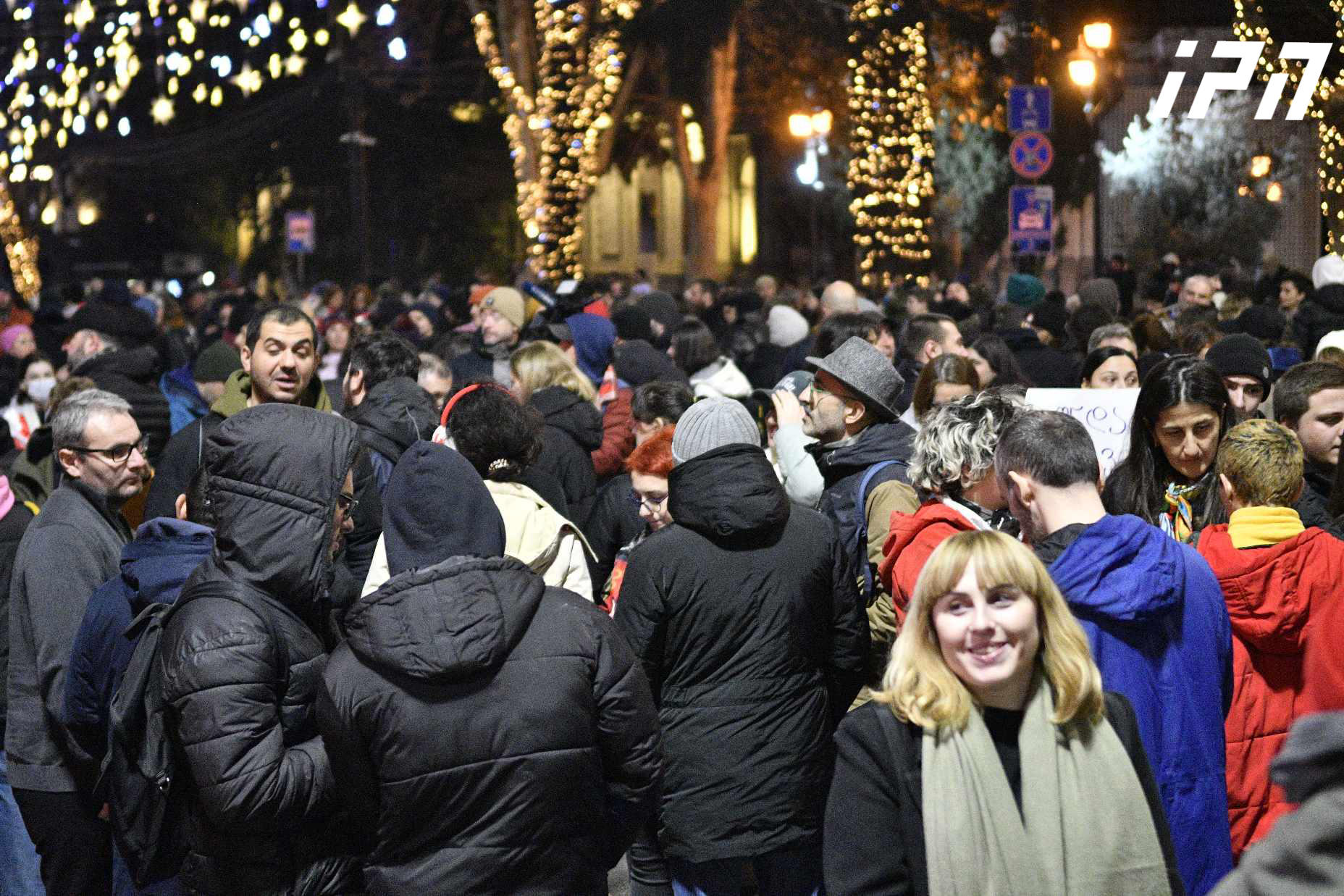 პარლამენტის შენობასთან საპროტესტო აქციაზე მოქალაქეები იკრიბებიან - უკვე გადაიკეტა რუსთაველის გამზირი