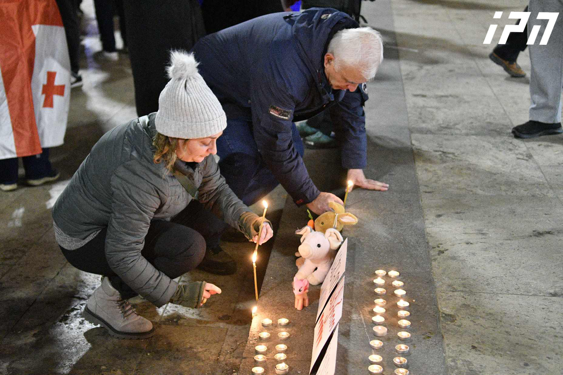 პარლამენტთან აქციის მონაწილეებმა ოკუპირებული გალის რაიონის სოფელ საბერიოში ხანძრის შედეგად დაღუპული ბავშვების ხსოვნას პატივი მიაგეს