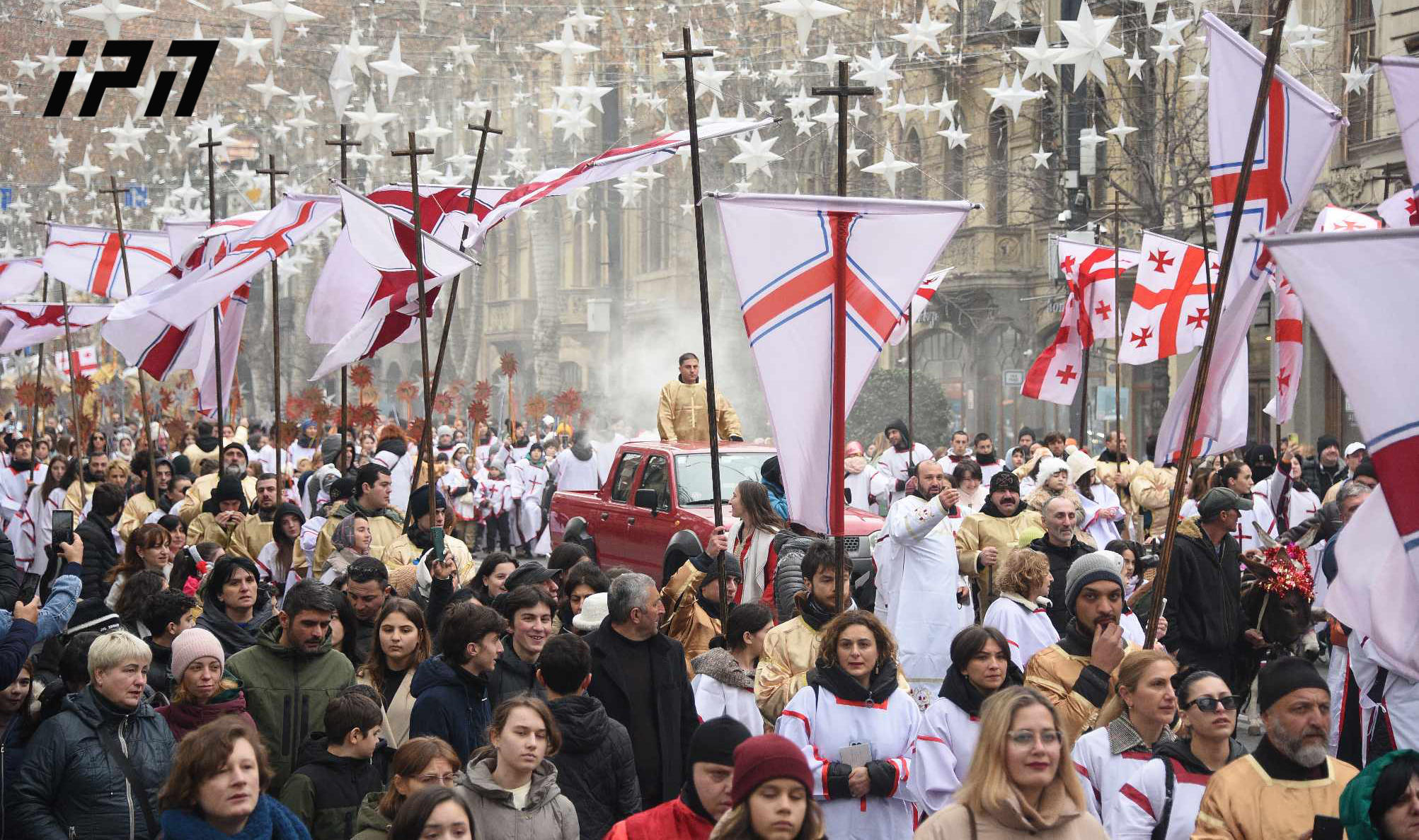 მომლოცველთა და მგალობელთა გუნდი, პირველი რესპუბლიკის მოედნიდან სამების ტაძრის მიმართულებით „ალილოს“ მსვლელობას მართავს
