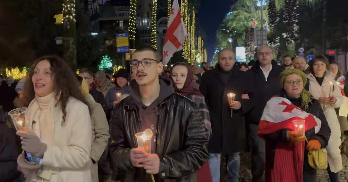 ბათუმში აქციის მონაწილეები მსვლელობით წმინდა ბარბარეს სახელობის ტაძარში მივიდნენ