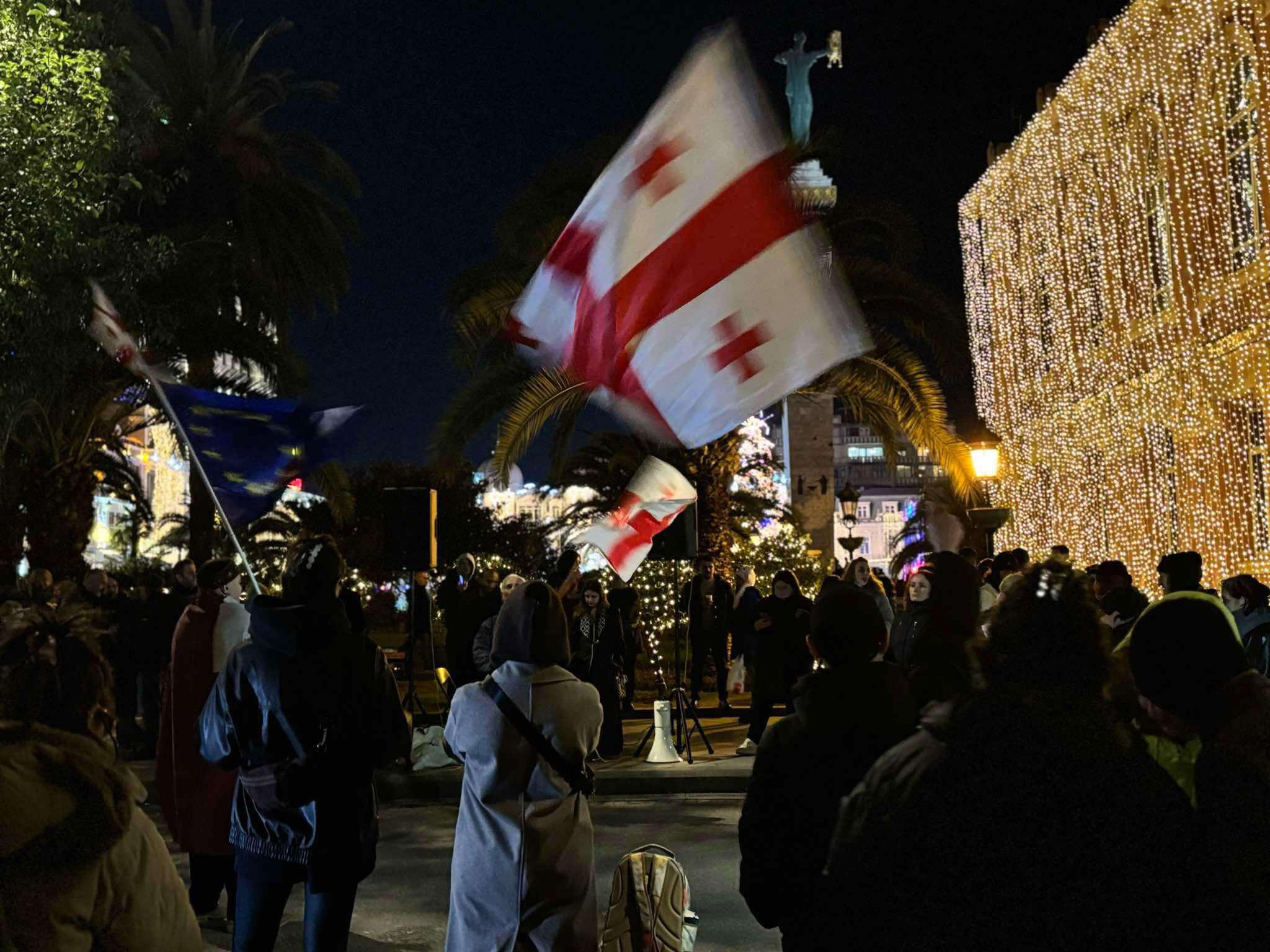 ბათუმში, საკონსტიტუციო სასამართლოსთან საპროტესტო აქცია მიმდინარეობს