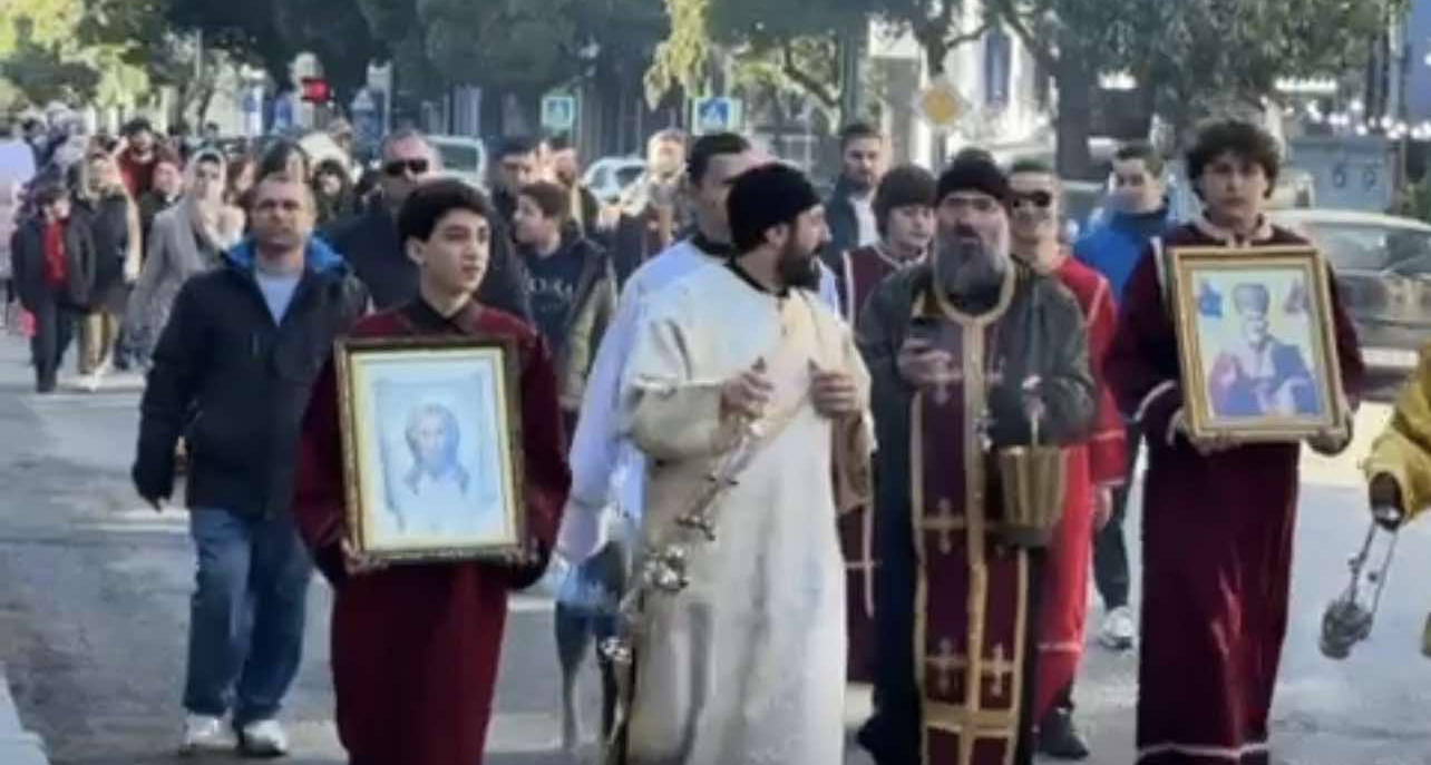 ბათუმში „ალილოს“ სადღესასწაულო მსვლელობა მიმდინარეობს