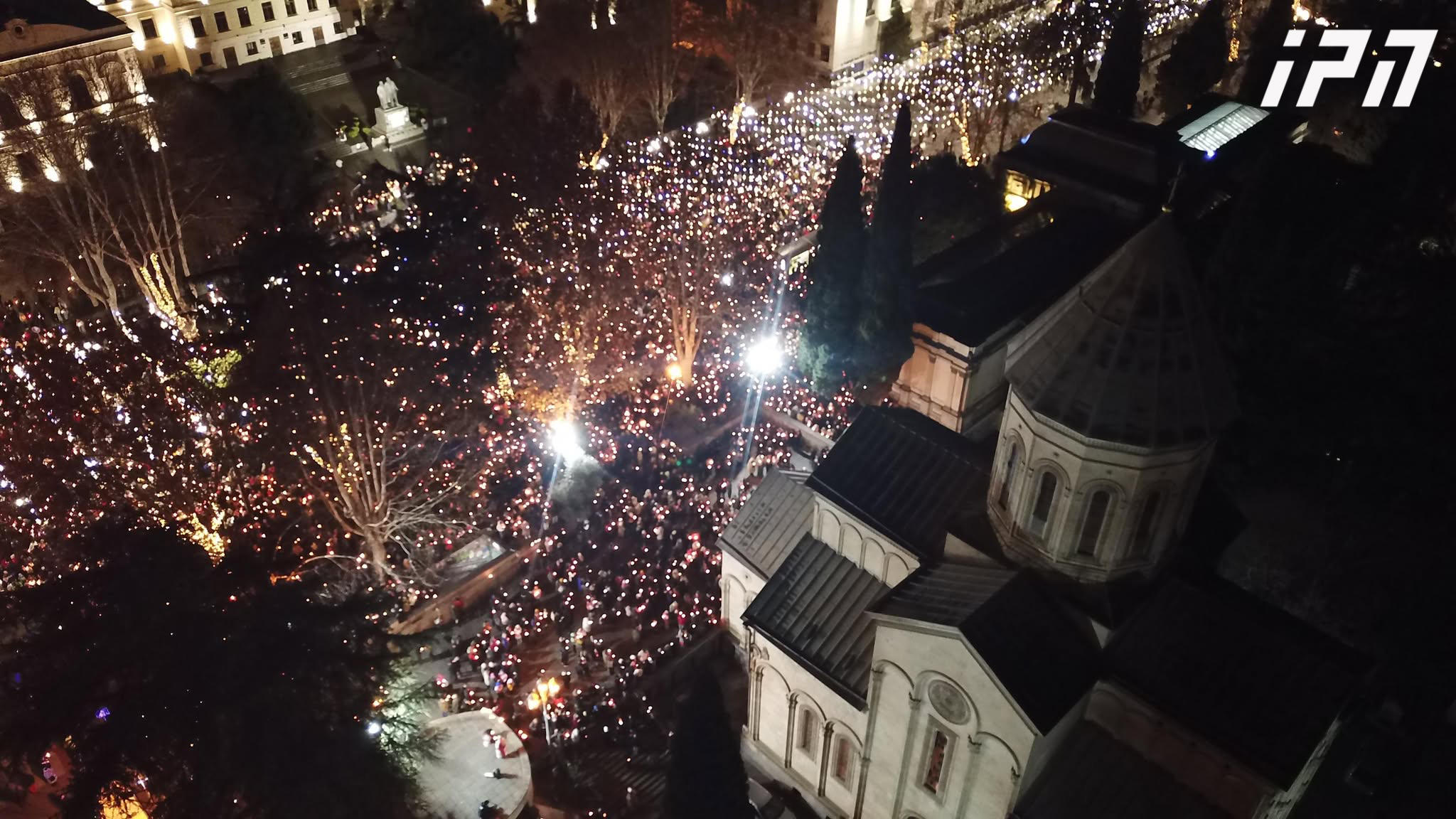 აქციის მონაწილეები შობას რუსთაველის გამზირზე შეხვდნენ და „ალილო“ შეასრულეს